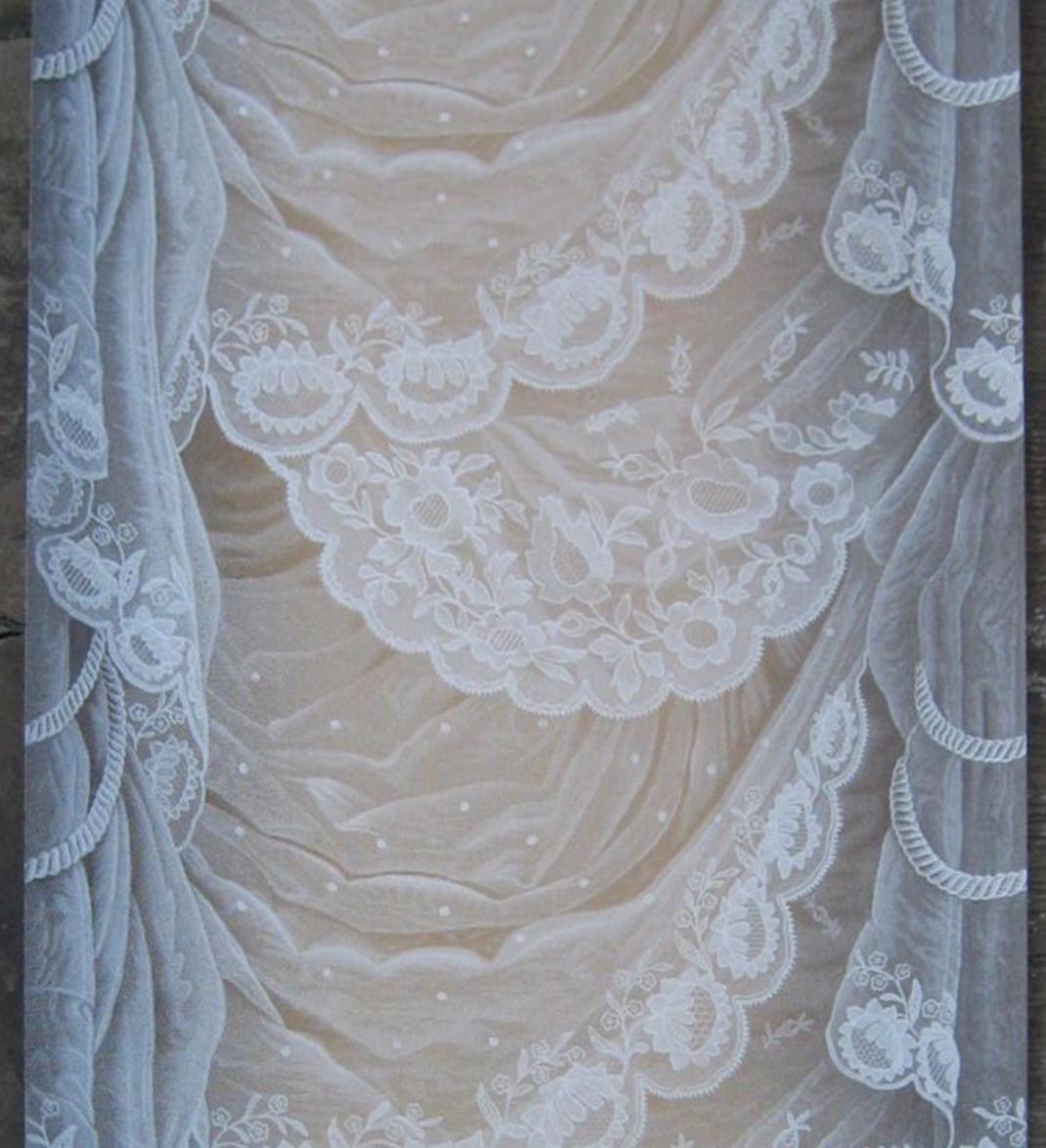 Eine ganze Rolle Vintage-Tapete von Zuber mit einem fabelhaften Design aus Spitzen-Drapierbändern. Wunderschön handgedruckt in Frankreich auf robustem Büttenpapier, mit breiten Rändern, gestochen scharfem, klarem Druck und hervorragender