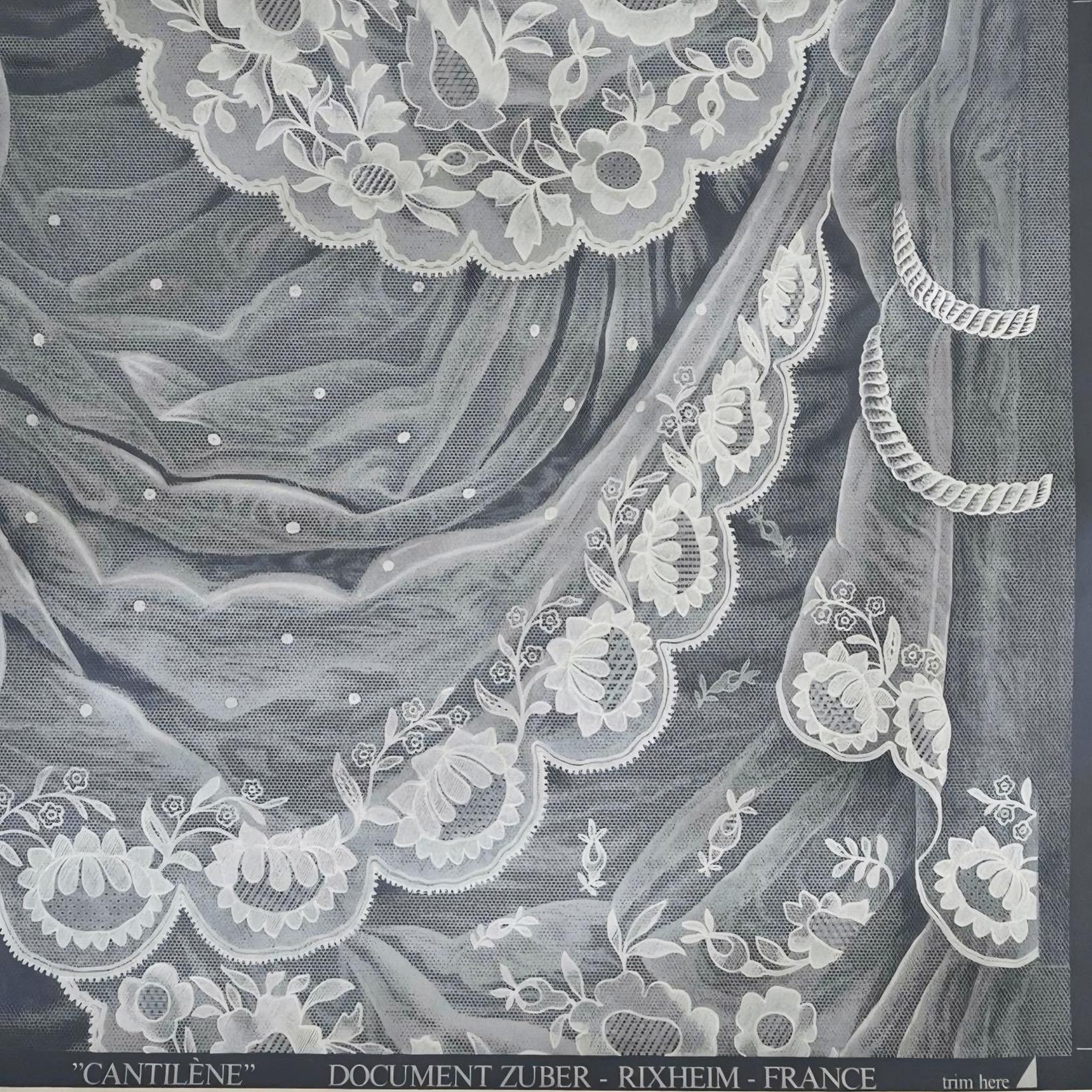 Eine ganze Rolle Vintage-Tapete von Zuber mit einem fabelhaften Design aus Spitzen-Drapierbändern. Wunderschön handgedruckt in Frankreich auf robustem Büttenpapier, mit breiten Rändern, gestochen scharfem, klarem Druck und hervorragender