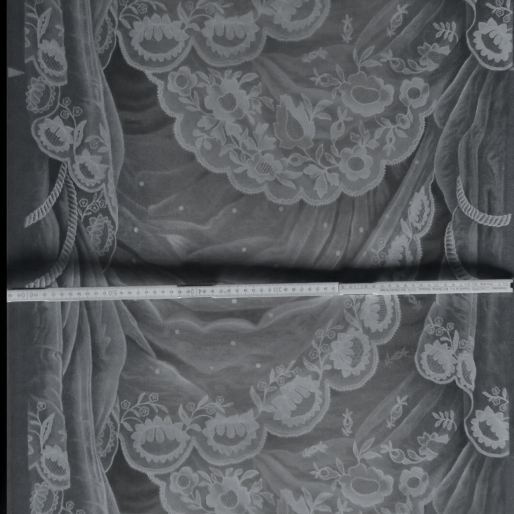 Zuber Tulle I Cantilene Fond Gris Handdrucktapete, Trompe L'Oeile, Frankreich im Zustand „Gut“ im Angebot in Brooklyn, NY