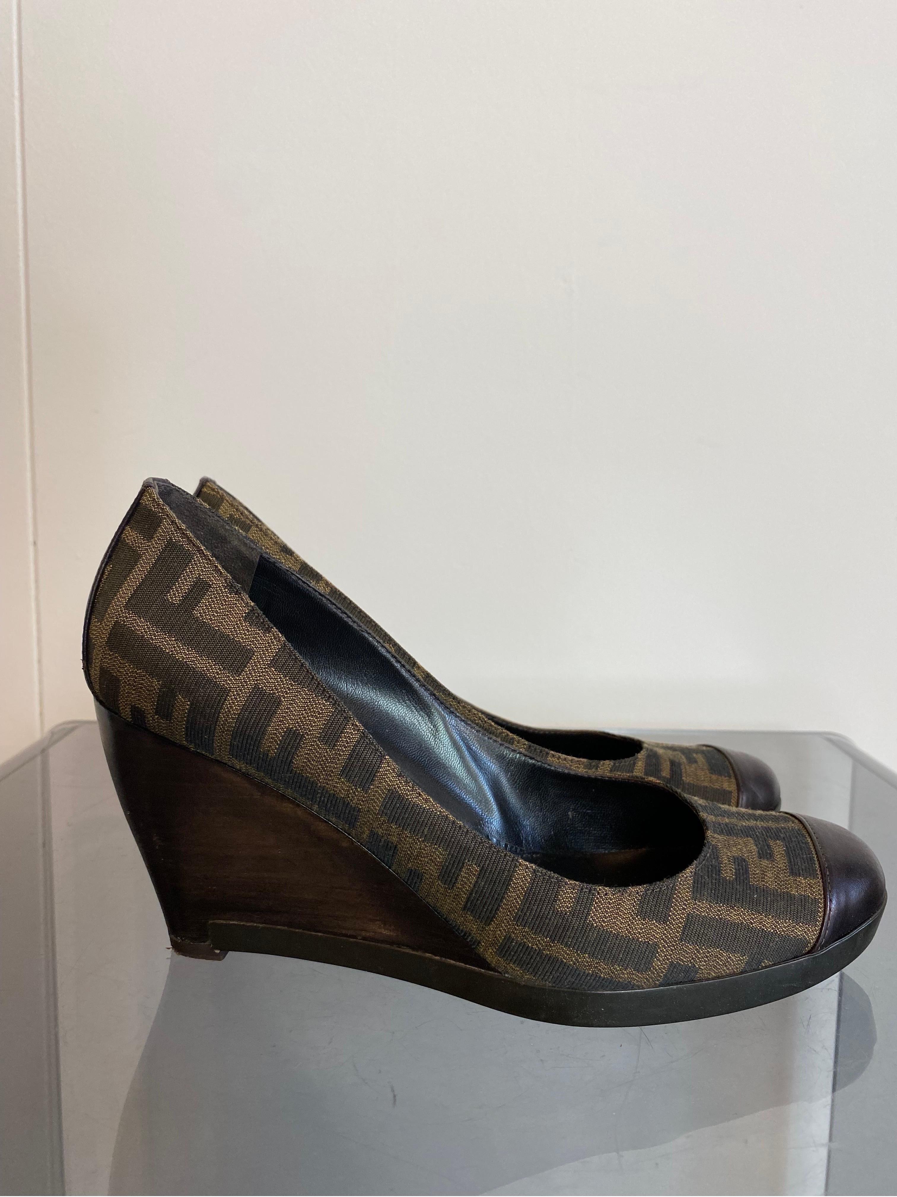 Monogram Fendi wedge shoe
Fendi Zucca canvas wedge pumps 
Number 39 ita. With brown leather inserts. Wooden wedge heel.
Heel height 9 cm.
Inner sole 25 cm.
In very good condition, they show signs of normal use.