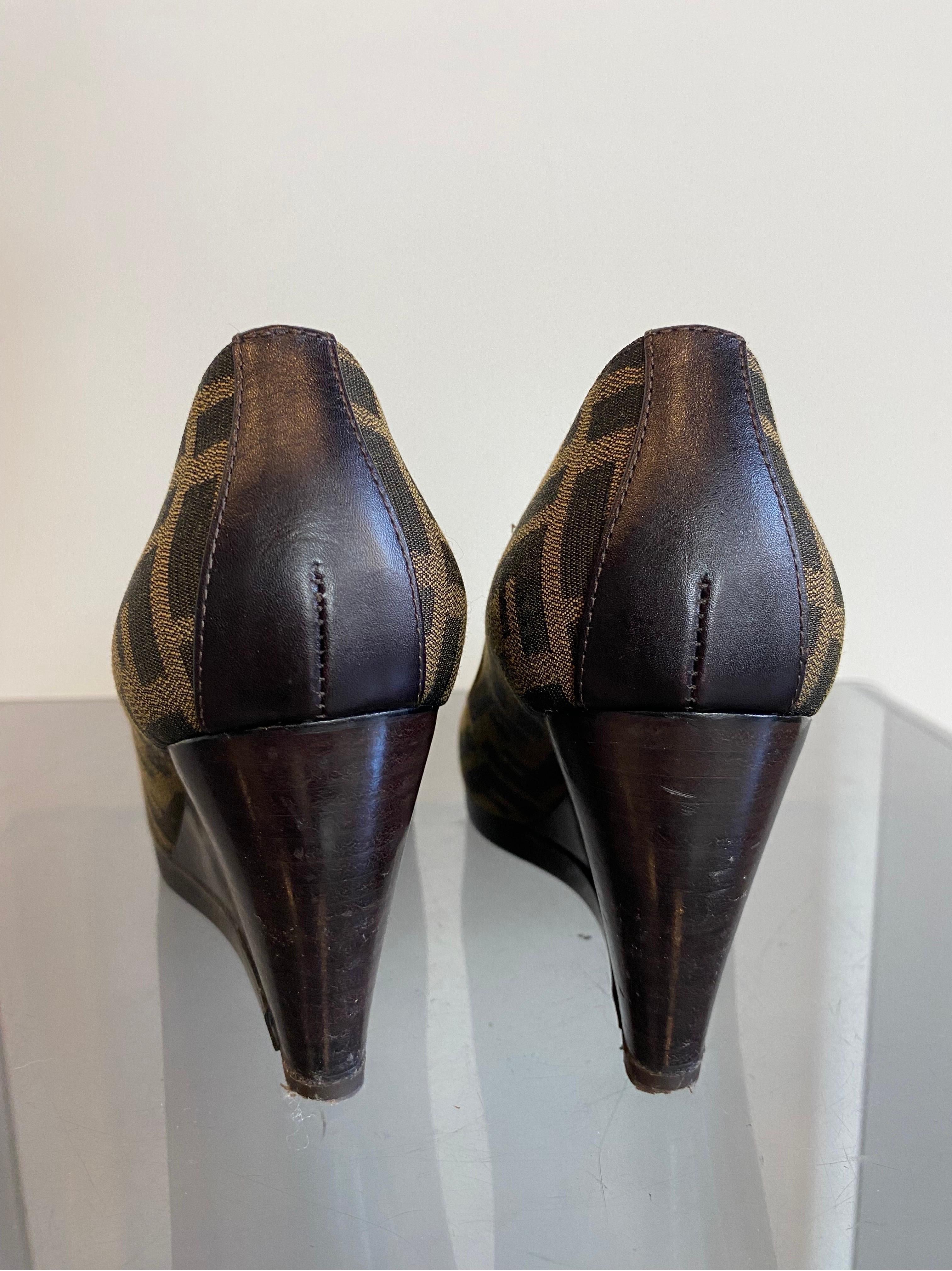Zucca Canvas Cap Toe Wedge pumps In Good Condition In Carnate, IT