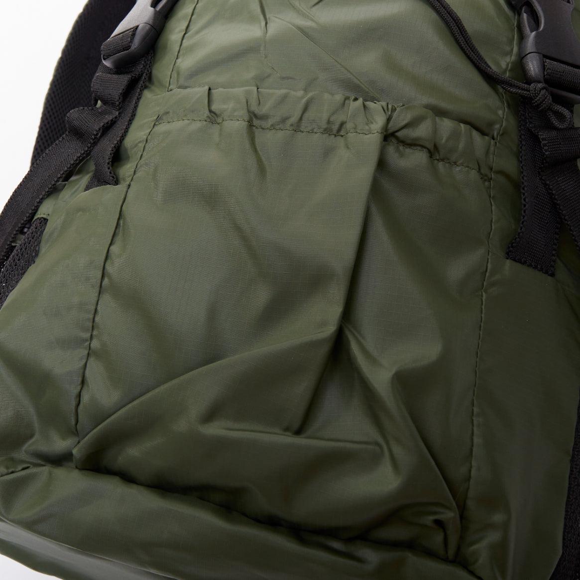 ZUCCA mochila verde de nailon negro con hebillas de plástico y solapa de carga con correas en venta 2
