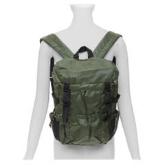 ZUCCA mochila verde de nailon negro con hebillas de plástico y solapa de carga con correas