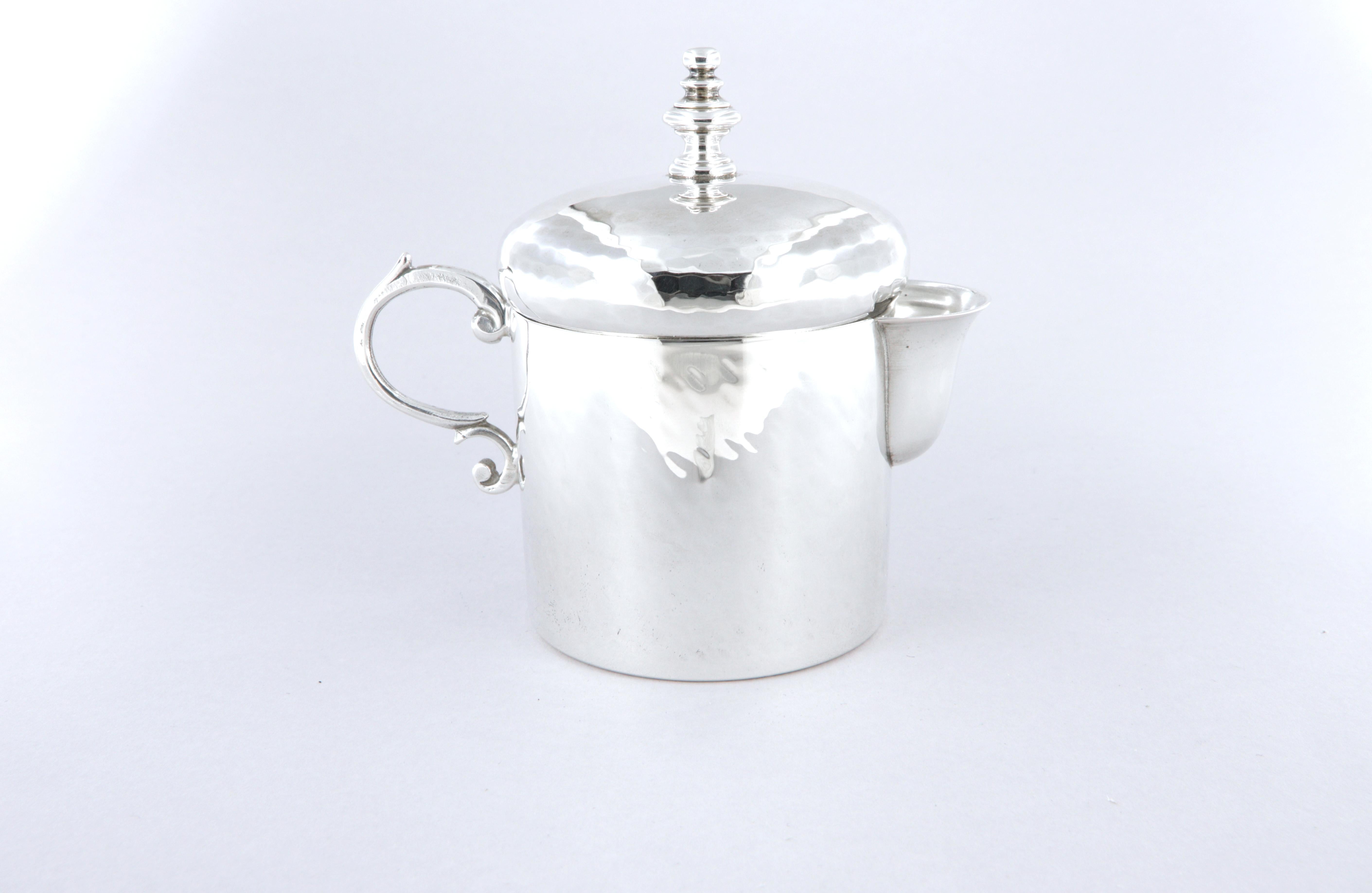 Azucarero con dosificador en plata 800
Diámetro mm 55
Altura mm 80
Peso g 81
Producido en Padua - Italia - Hecho a mano

Azucarero particular con dosificador incorporado, tapa, acabado martillado, asa con motivo vegetal. Un azucarero original sin
