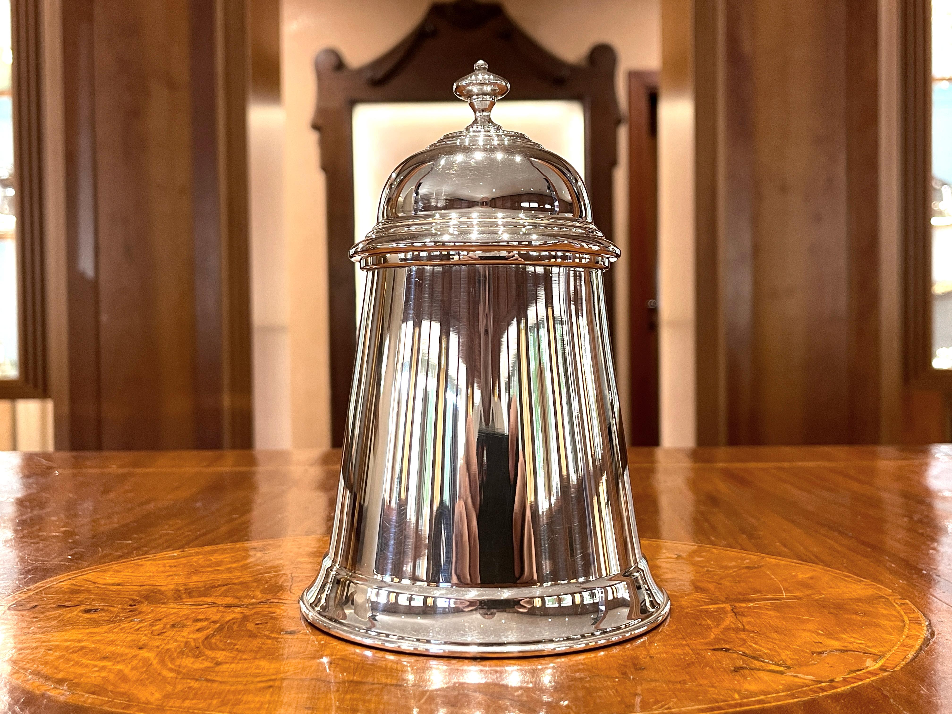 Silver sugar bowl 800/ooo, weight g 248.
Base diameter mm 97.
Height mm 125.
Made in Italy in Florence years 1980 - 1990 approx
Piccioli craft workshop
Handwork.

Elegant elongated shape that narrows slightly at the top. It is somewhat reminiscent