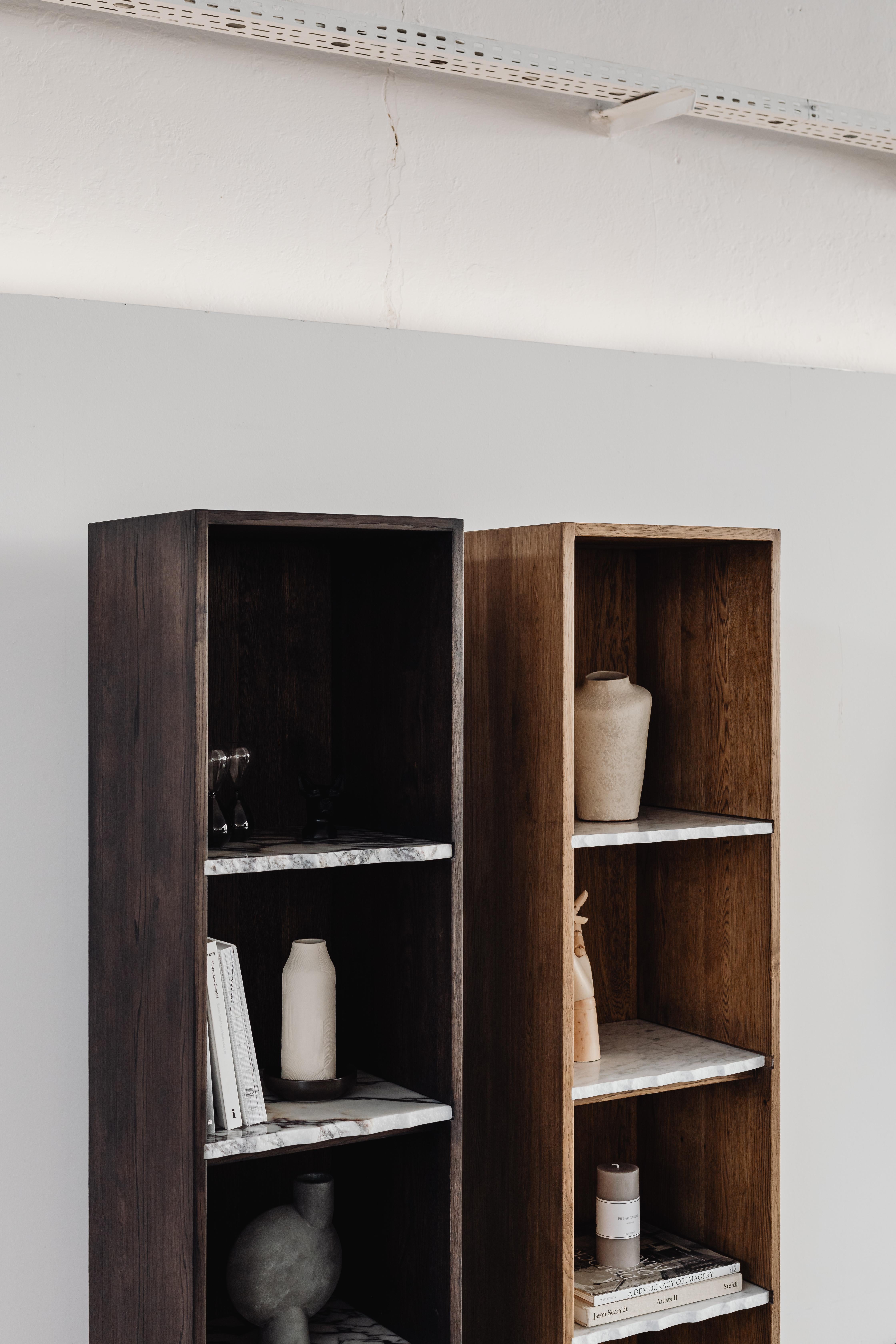 Libreria Zuel di Un'common
Creato da Małgorzata Korycka.
Dimensioni: D 38 x L 42 x H 170 cm.
Materiali: Marmo Calacatta Viola e rovere fumé.

Disponibile in diverse finiture di Oak: grezzo, fumé, scuro e grafite. Disponibile in tre diverse opzioni