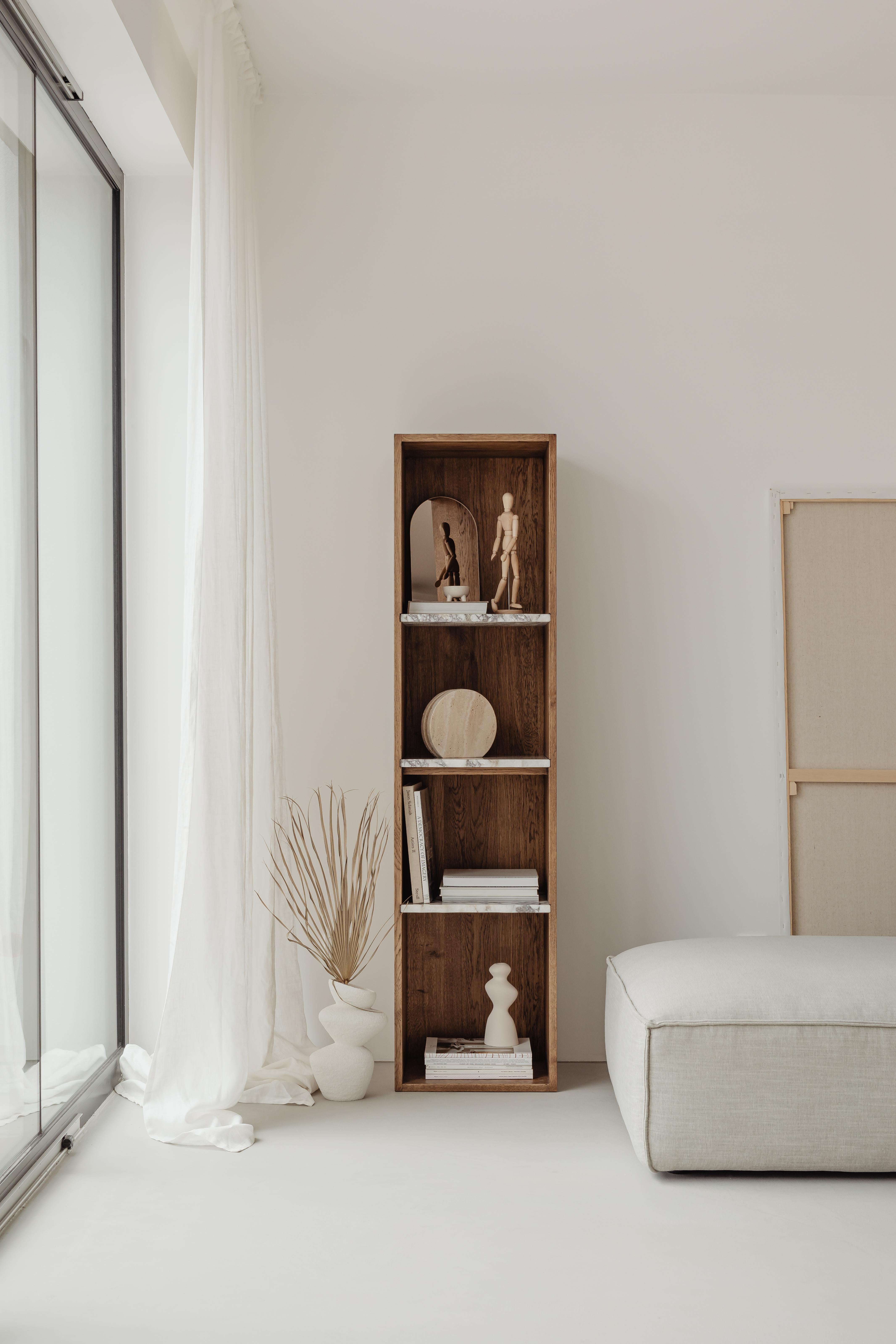 Libreria Zuel di Un'common
Creato da Małgorzata Korycka.
Dimensioni: D 38 x L 42 x H 170 cm.
Materiali: Marmo di Carrara e Oak fumé.

Disponibile in diverse finiture di Oak: grezzo, fumé, scuro e grafite. Disponibile in tre diverse opzioni di marmo: