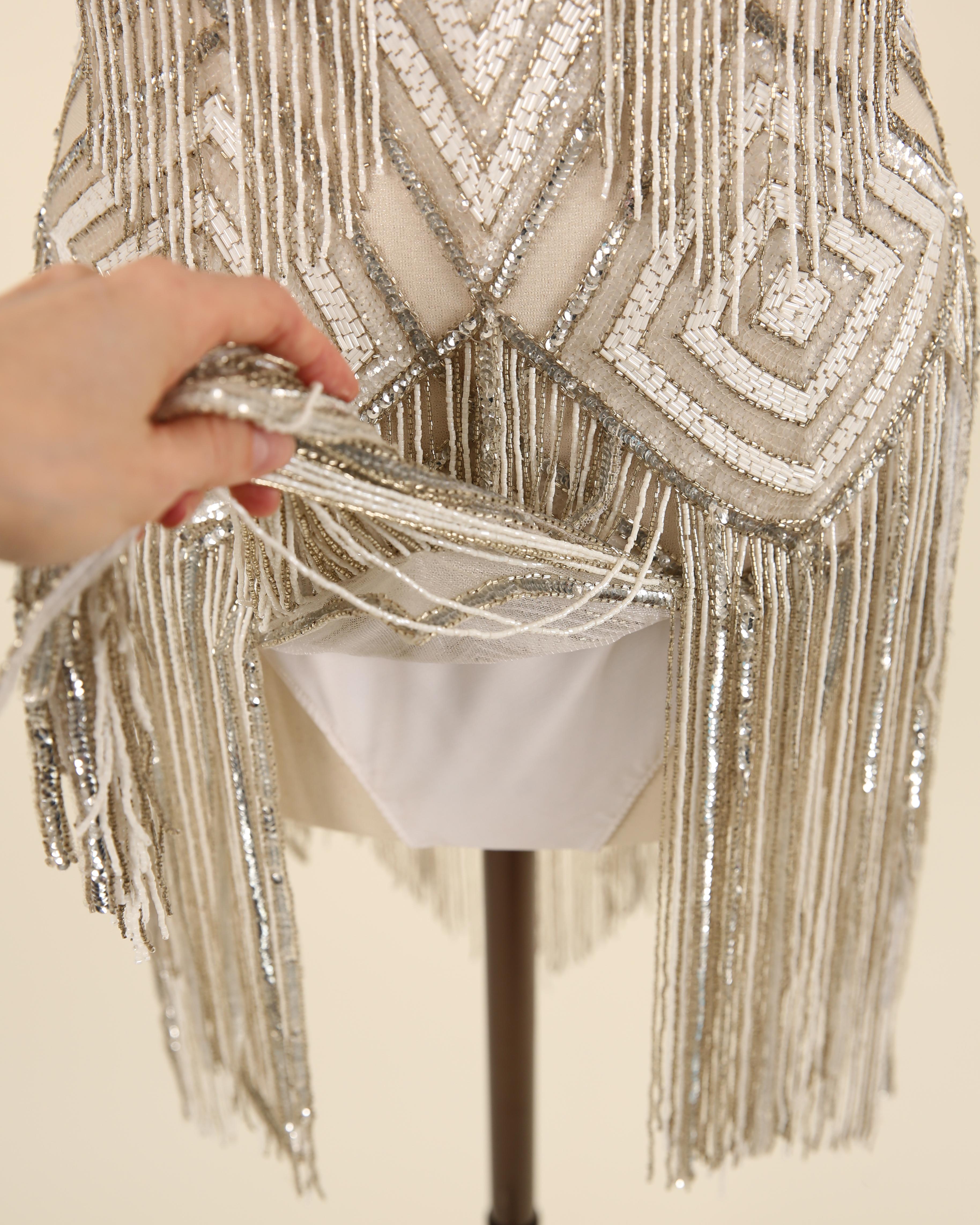 Zuhair Murad Couture mini vestido de novia sin espalda de lentejuelas blanco, plateado y dorado con cuentas en venta 9