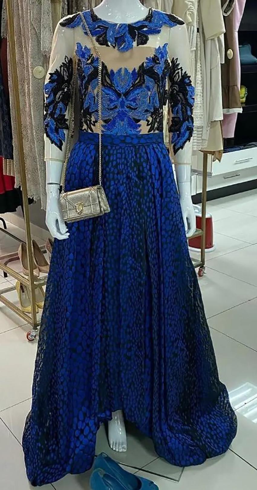 ZUHAIR MURAD 

DARK BLUE LONG EMBROIDERED DRESS

Transparent 3/4 sleeves
Round neckline
Long skirt

Size IT 42 - US 6

Brand new, with tags. 

 100% authentic guarantee 

       PLEASE VISIT OUR STORE FOR MORE GREAT ITEMS  



os

 