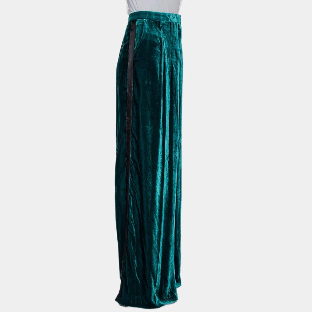 A must-have for your casual wardrobe, these lovely Zuhair Murad pants are made of velvet material thus offering a comfortable wearing experience. The green-hued pair comes with a wide-leg fit, two pockets, contrast stripe detailing, and an
