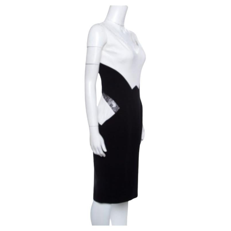 Costruito con maestria in una silhouette perfetta, questo abito senza maniche sarà un pezzo perfetto per le uscite serali. Questo abito monocromatico, caratterizzato da un motivo colorblock e da inserti in pizzo sui lati, è dotato anche di una zip