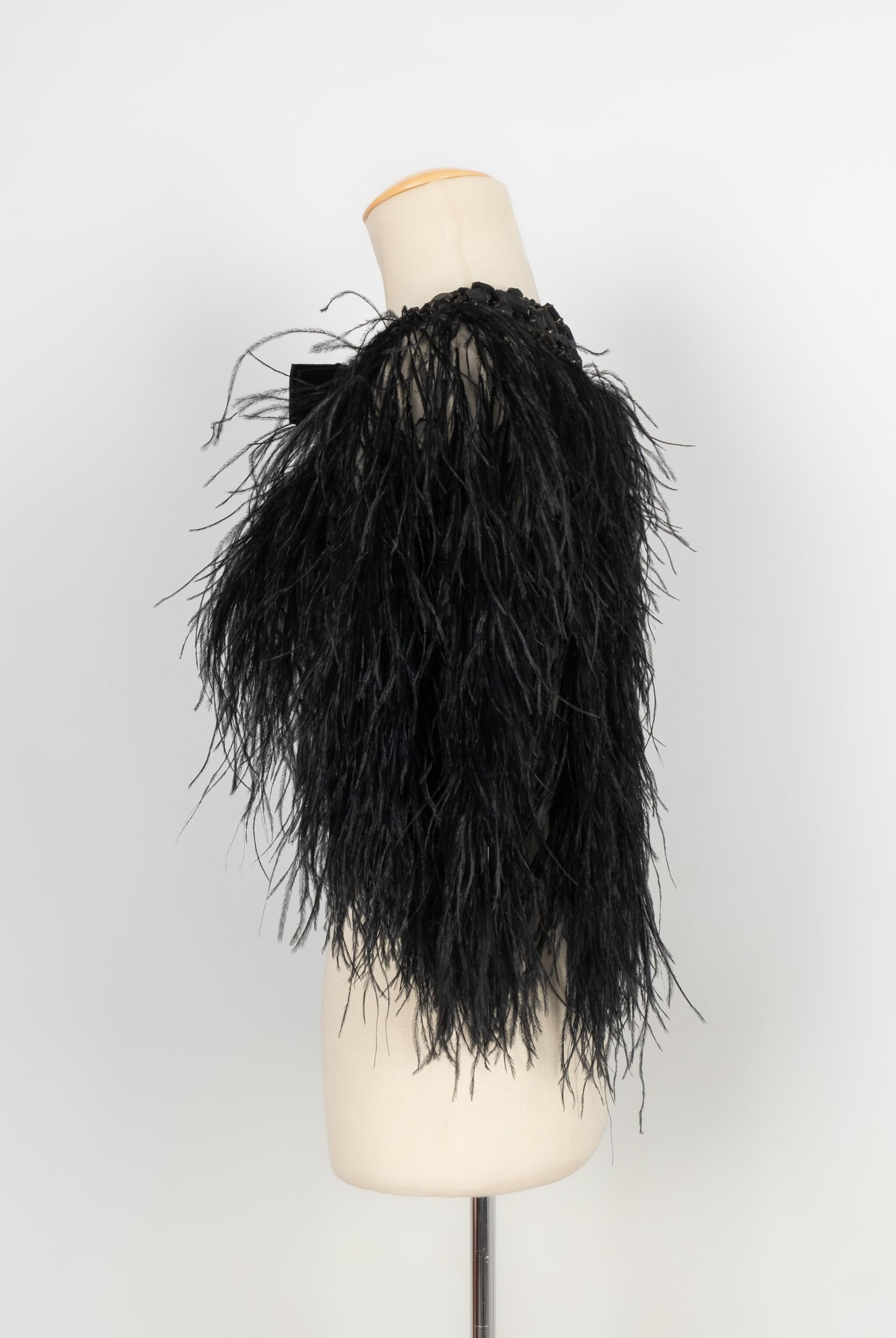 ZUHAIR MURAD - (Made in Lebanon) Feather and black silk short cape sewn with big black rhinestones on the collar. Size 40FR.

Condition:
Very good condition

Dimensions:
Length: 45 cm

FV65