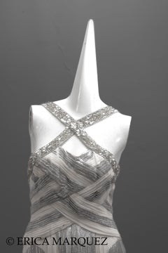ZUHAIR MURAD, Bata Chevron Metalizada Plateada Corpiño Trenzado Tirante Cruzado con Pedrería