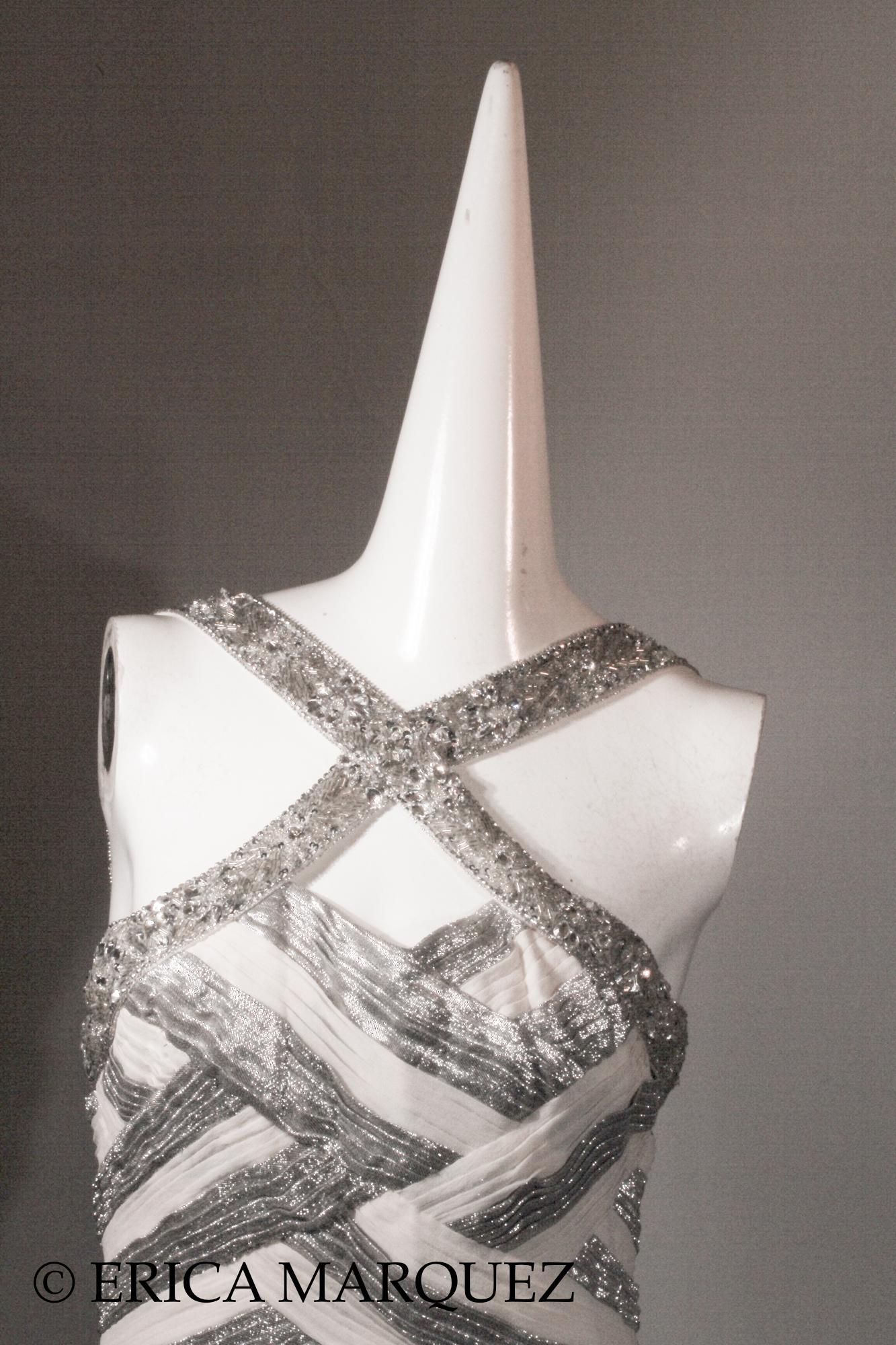 Argento Zuhair Murad, Abito Chevron metallizzato argento con corpetto intrecciato e cinturino con strass in vendita