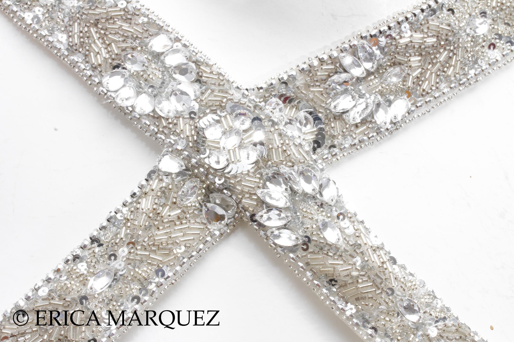 Zuhair Murad, Abito Chevron metallizzato argento con corpetto intrecciato e cinturino con strass In condizioni buone in vendita a Kingston, NY