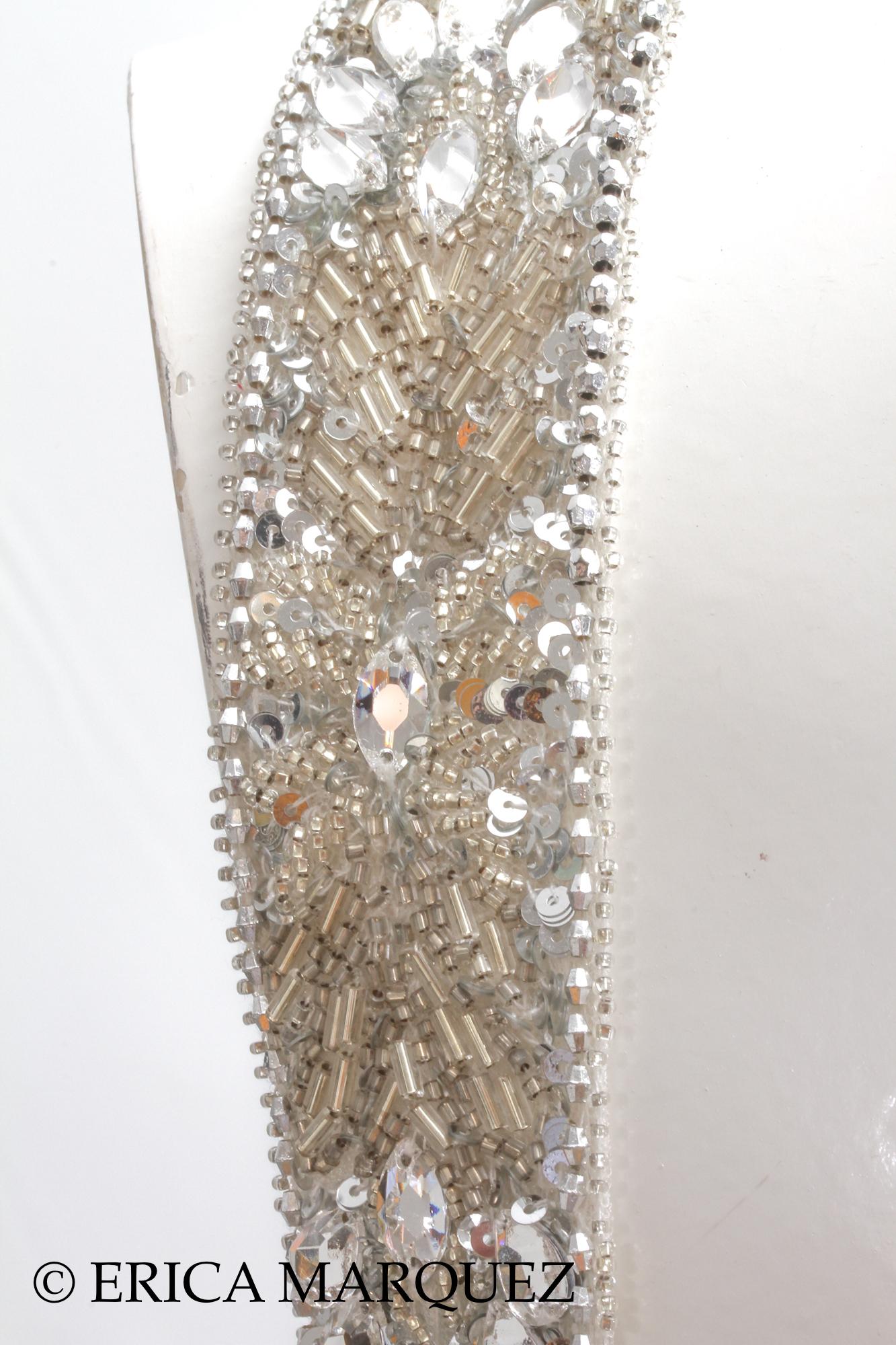Donna Zuhair Murad, Abito Chevron metallizzato argento con corpetto intrecciato e cinturino con strass in vendita