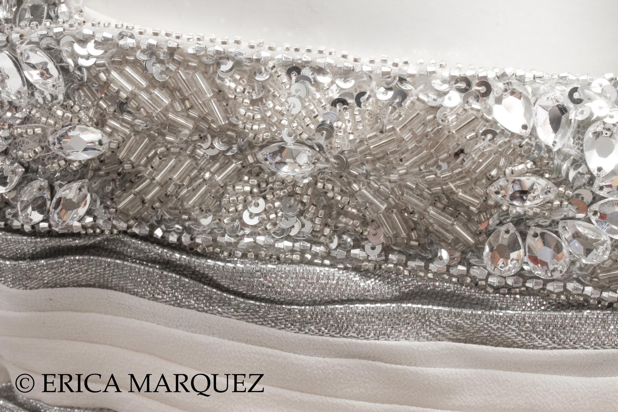 Zuhair Murad, Abito Chevron metallizzato argento con corpetto intrecciato e cinturino con strass in vendita 2