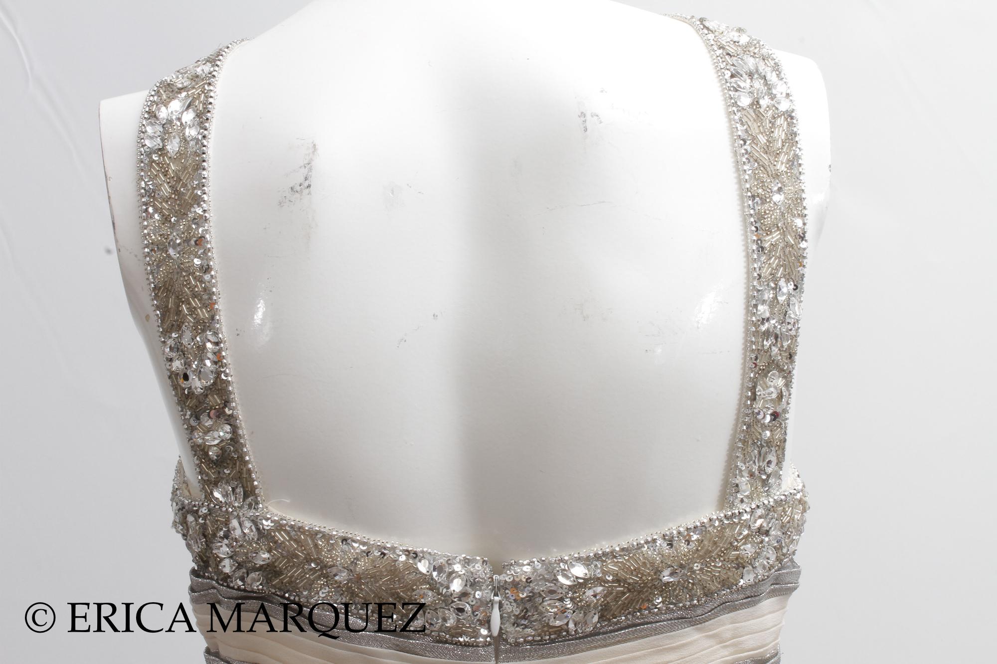 Zuhair Murad, Abito Chevron metallizzato argento con corpetto intrecciato e cinturino con strass in vendita 3