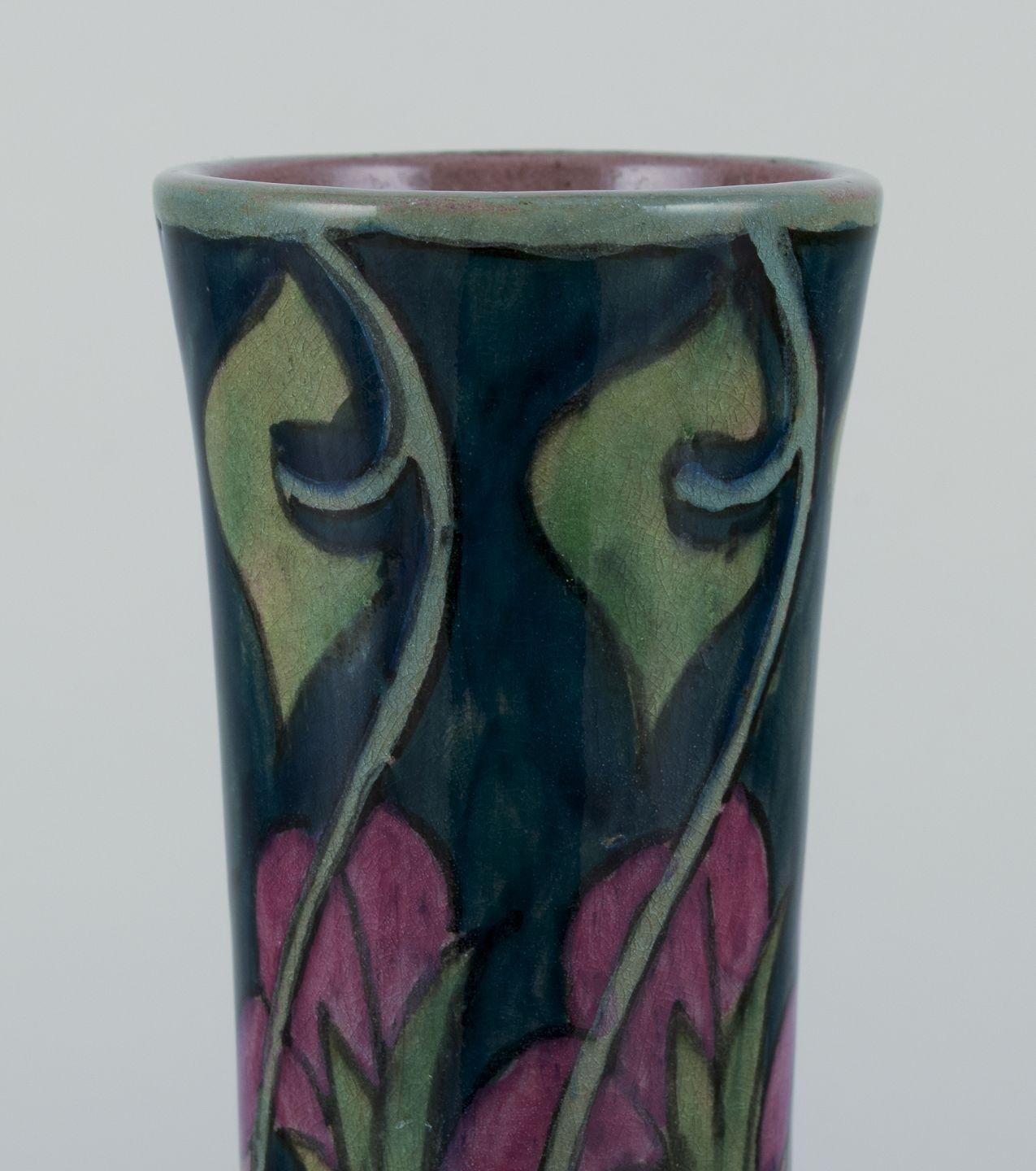 Les produits d'occasion sont exonérés de droits d'importation pour les clients américains. 
Par conséquent, aucun droit d'importation ne s'appliquera à votre achat.

Zuid-Holland, Gouda-Zuid. 
Vase unique Art Nouveau en céramique émaillée avec des