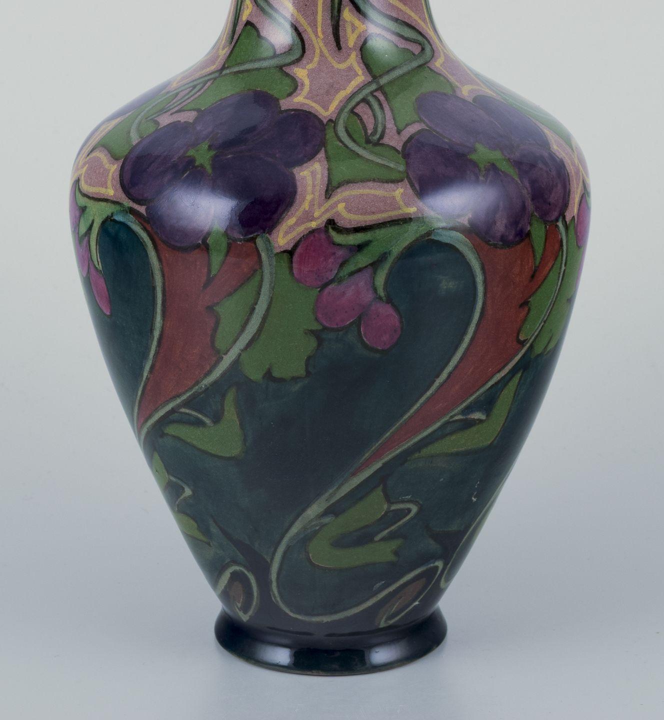 Néerlandais Zuid-Holland, Gouda-Zuid. Vase Art nouveau unique en céramique émaillée. en vente