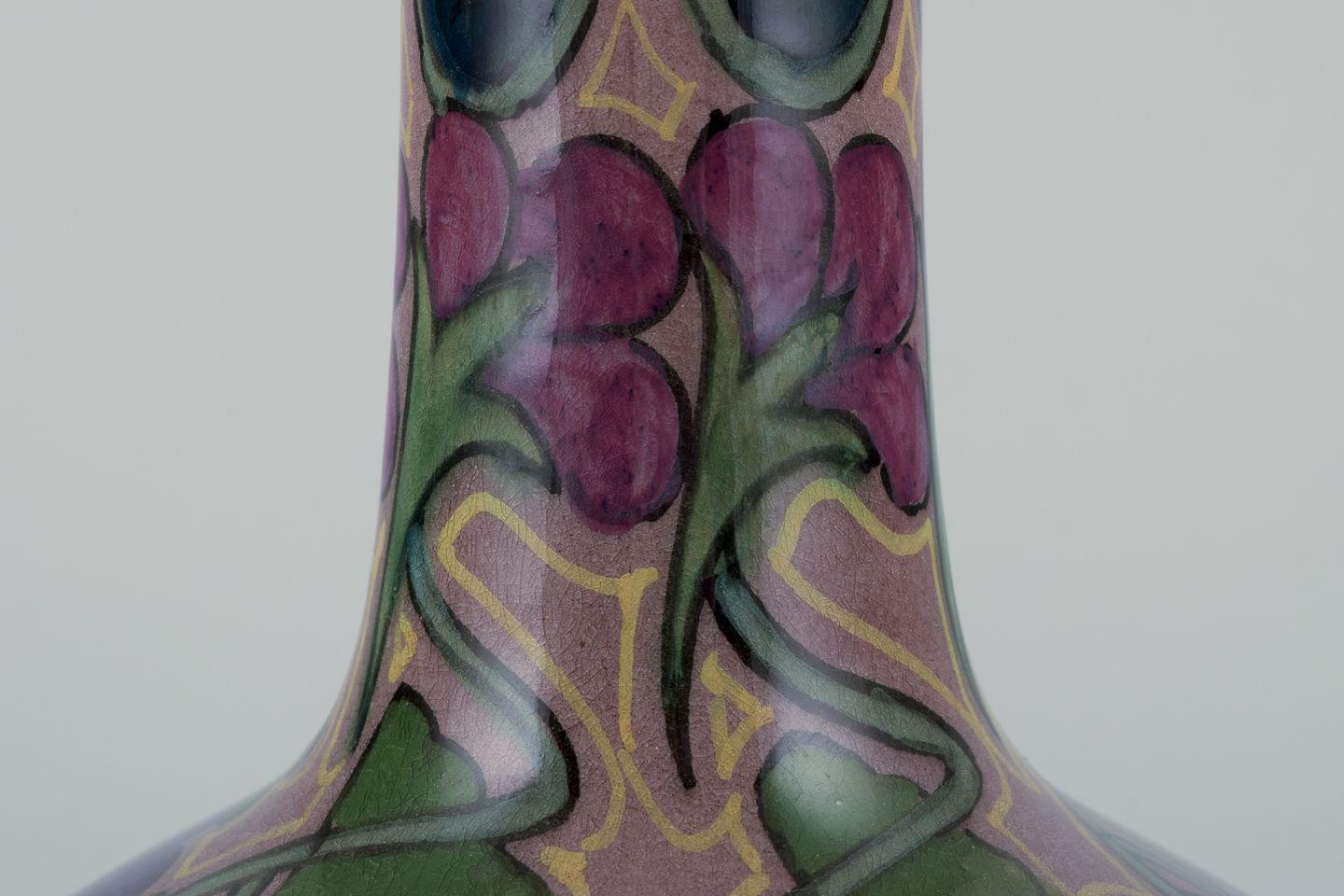 Vernissé Zuid-Holland, Gouda-Zuid. Vase Art nouveau unique en céramique émaillée. en vente