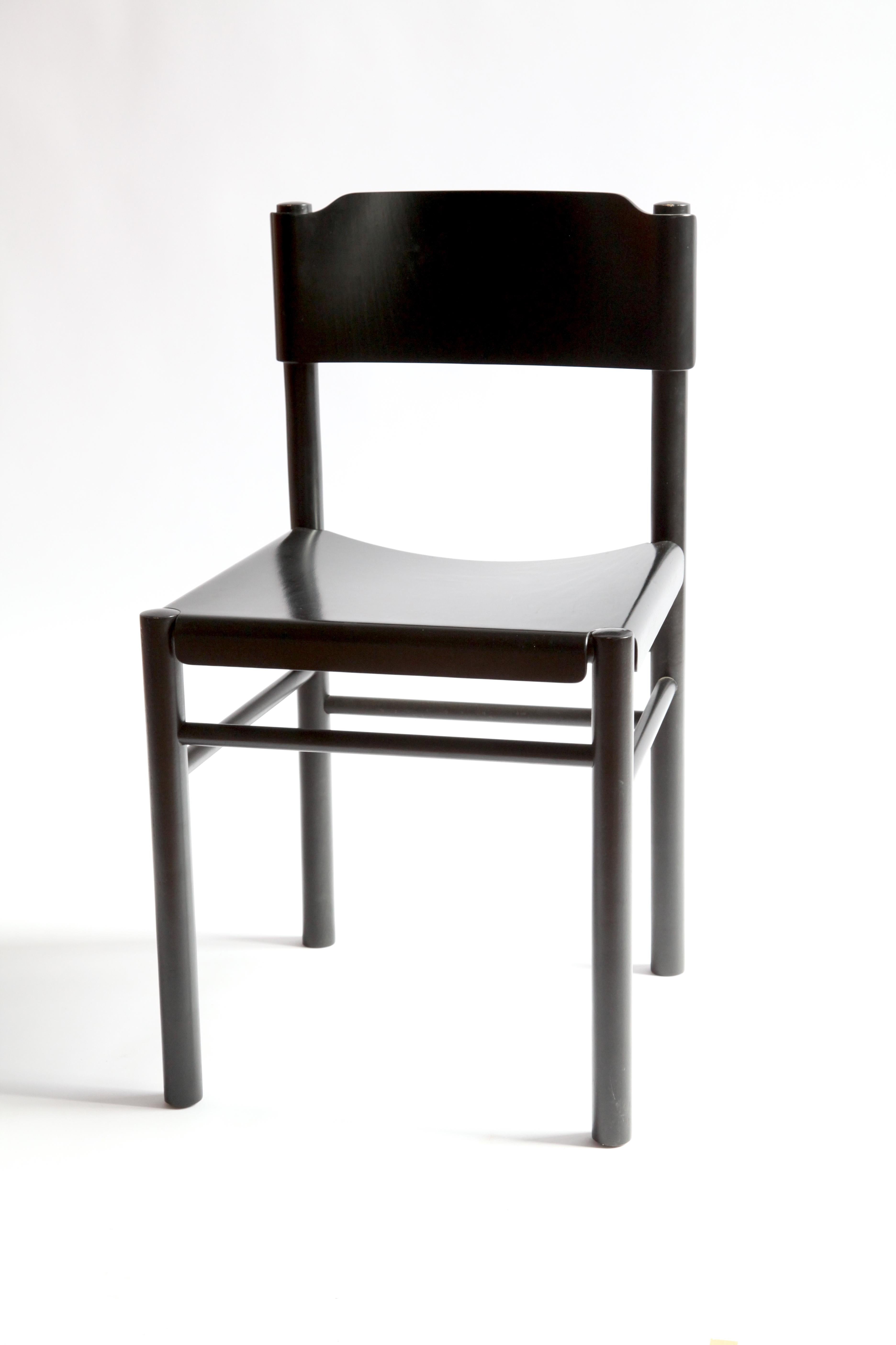 À l'origine, Hutten a conçu la chaise Zuiderzee à la demande du Zuiderzee Museum Enkhuizen. Il s'est inspiré de la typologie de la chaise traditionnelle néerlandaise la plus répandue depuis des siècles, la 