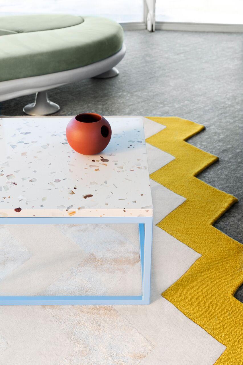  Zuko Chevron Print Teppich von Pieces, Moderner grauer handgetufteter Zickzack-Teppich  im Zustand „Neu“ im Angebot in Brooklyn, NY