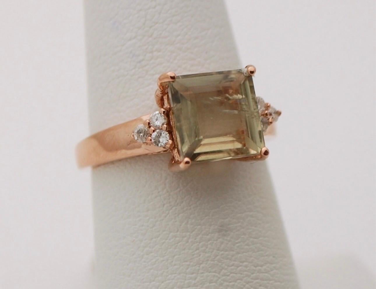 Anello di fidanzamento unico con una gemma diaspora naturale, nota anche come Zultani, Zultanite, Sultanite.
Questa bellezza cambia colore dal verde al rosa, con una pietra centrale di circa 2 carati accompagnata da diamanti in una montatura in oro