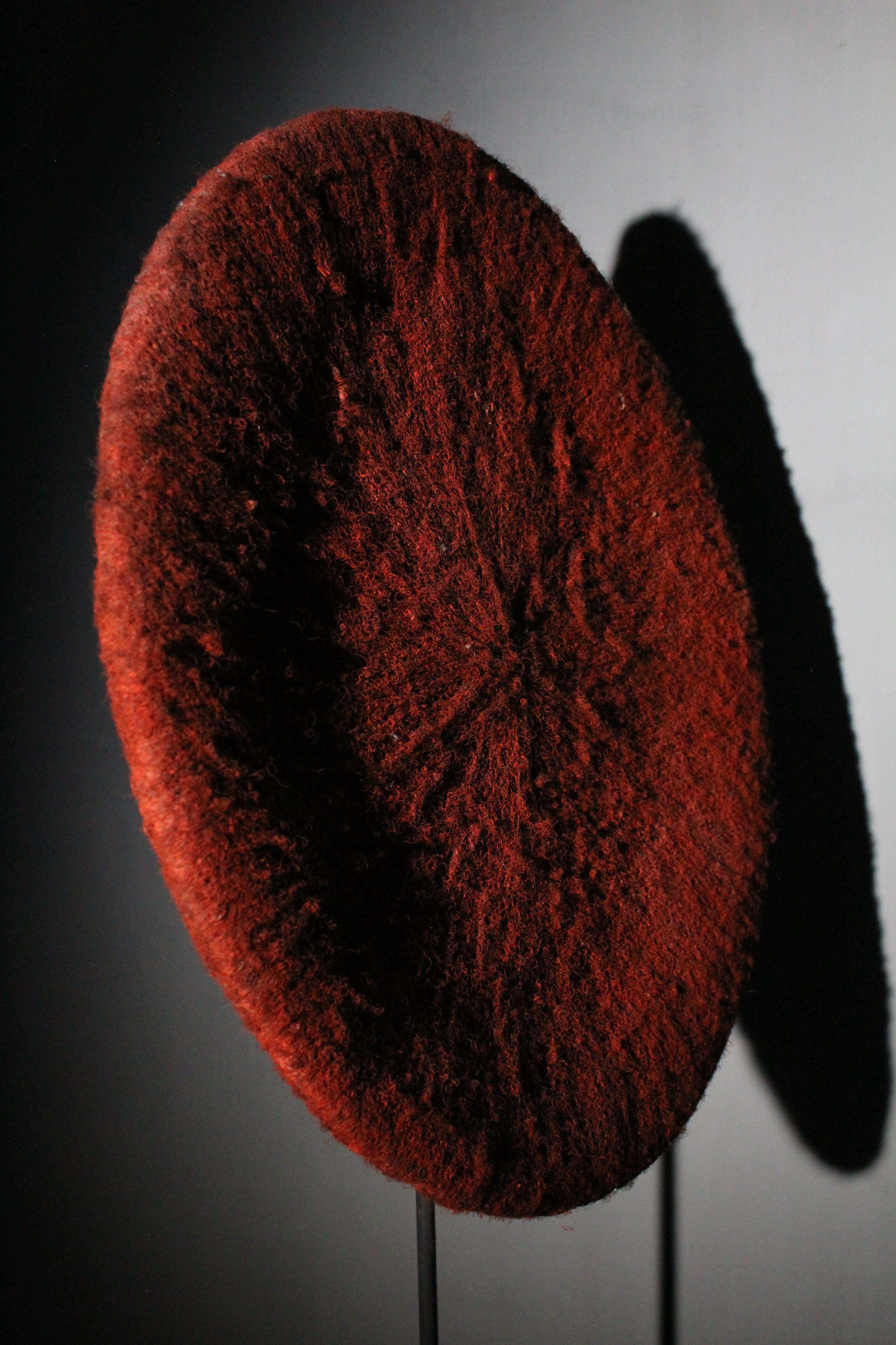 Cappello da sposa Zulu, realizzato con capelli naturali e pigmenti rossi. Le giovani ragazze erano chiamate 