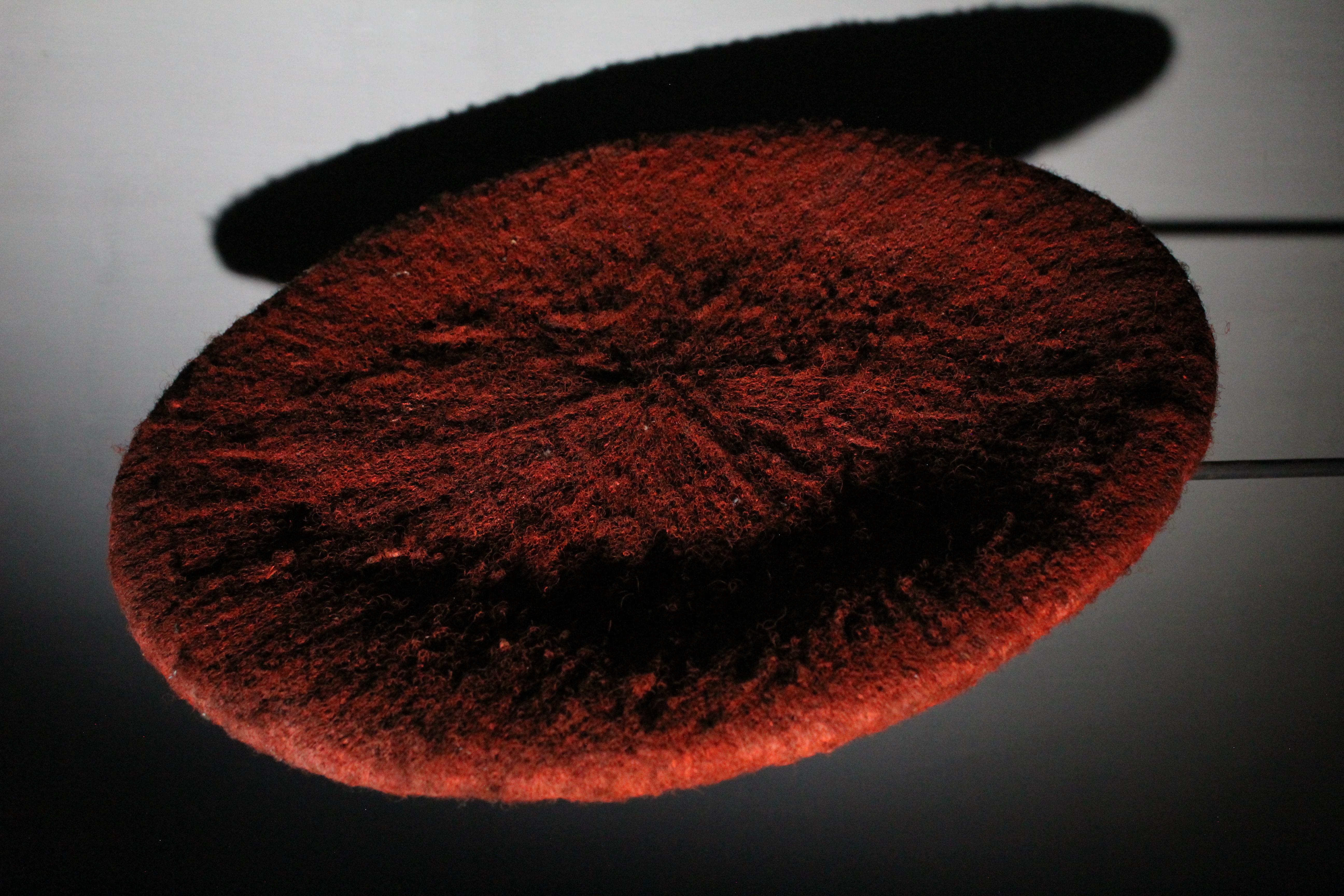 Chapeau de mariée Zulu, fait de cheveux naturels et de pigments rouges. Les jeunes filles étaient appelées 