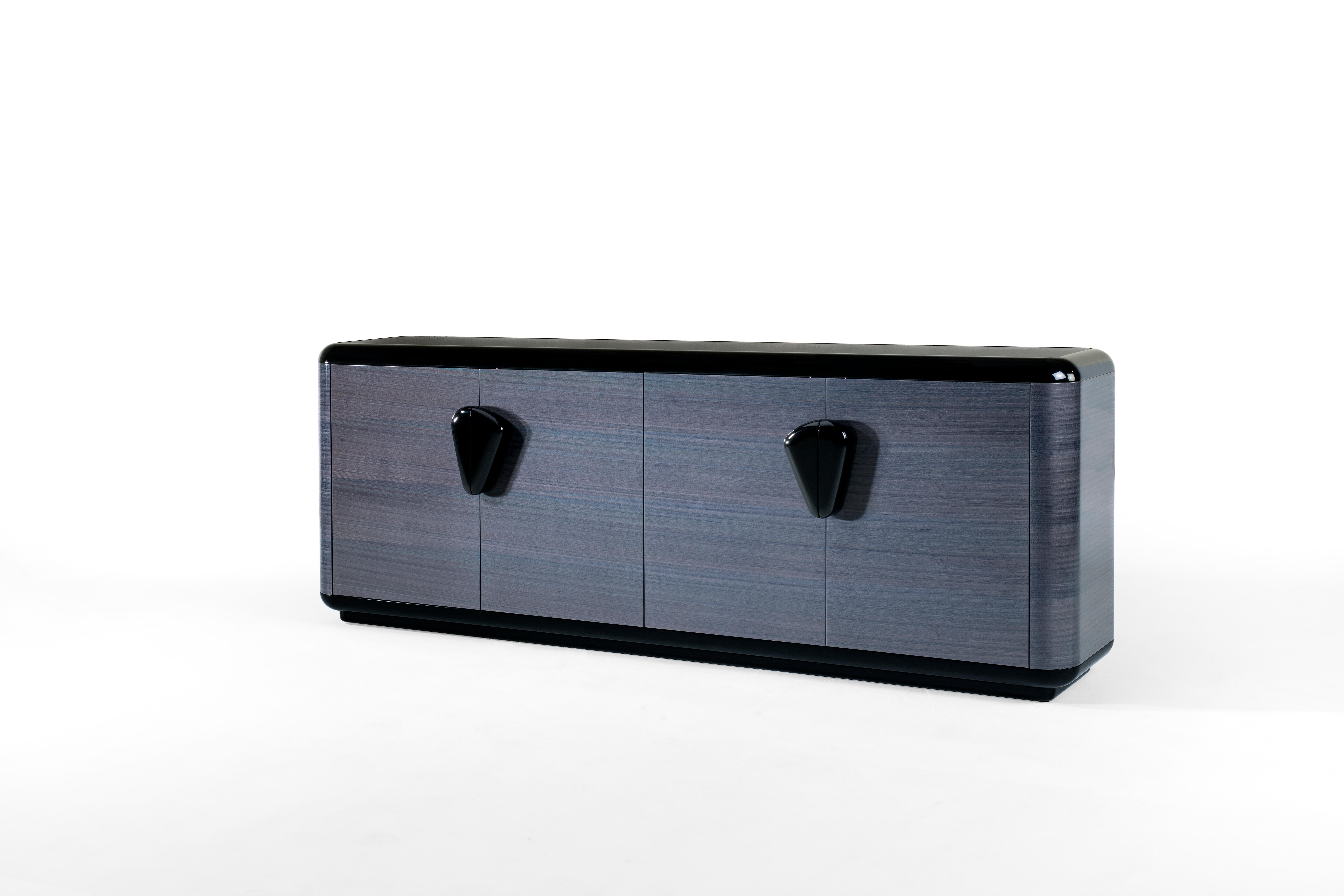 The ZULU sideboard is inspired by the concepts of style and function, in which form and functionality are reciprocally linked.
The unique handles and black glass top are proof of meticulous attention to every little detail, without forgetting the