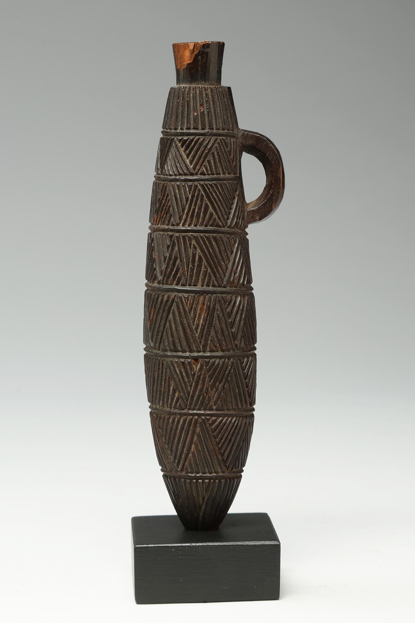 Zulu Stammeskunst geschnitzter Schnupftabakbehälter aus Holz, Südafrika, fein geschnitzt eingeschnitten (Südafrikanisch) im Angebot