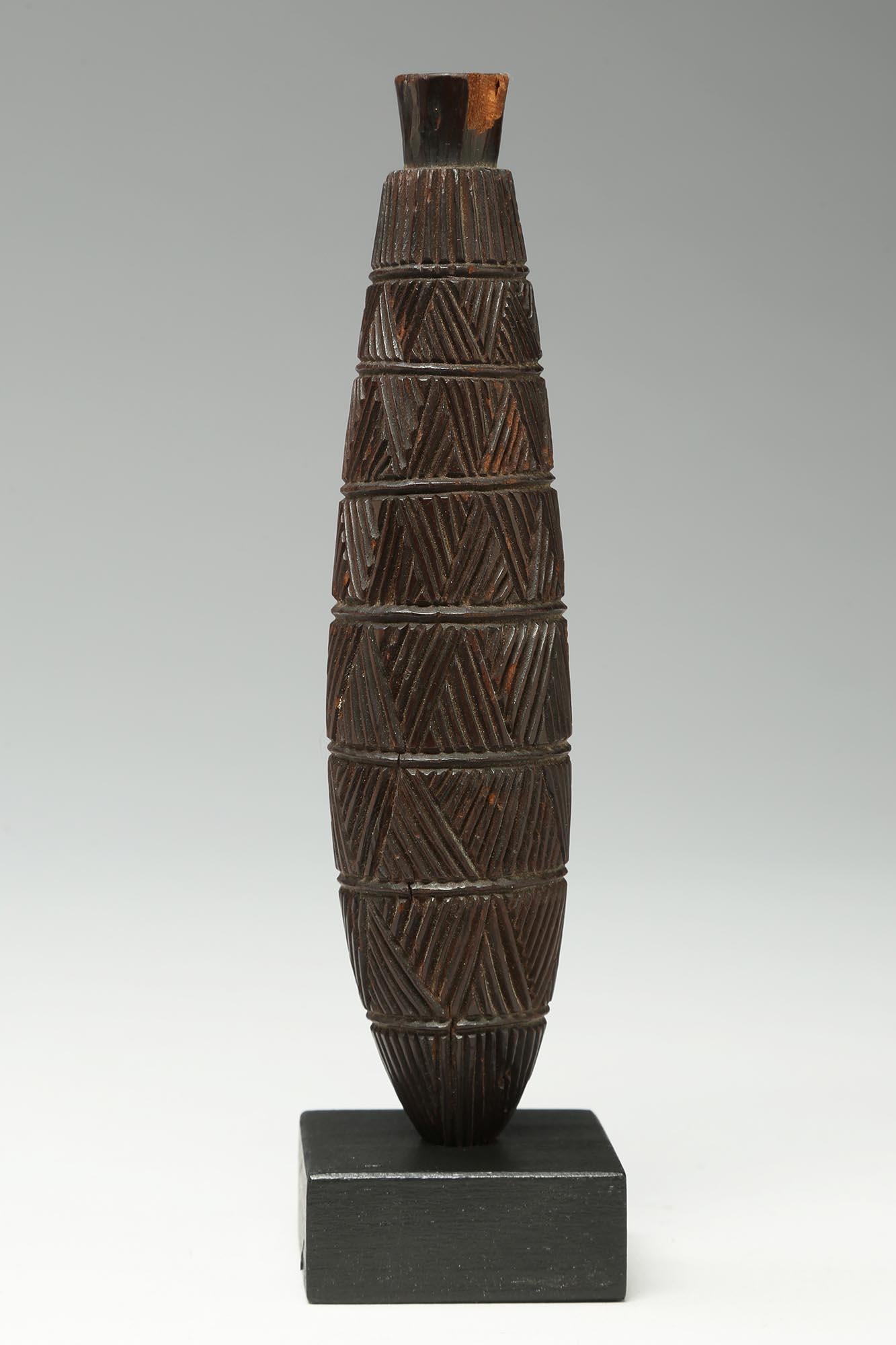Zulu Stammeskunst geschnitzter Schnupftabakbehälter aus Holz, Südafrika, fein geschnitzt eingeschnitten (20. Jahrhundert) im Angebot
