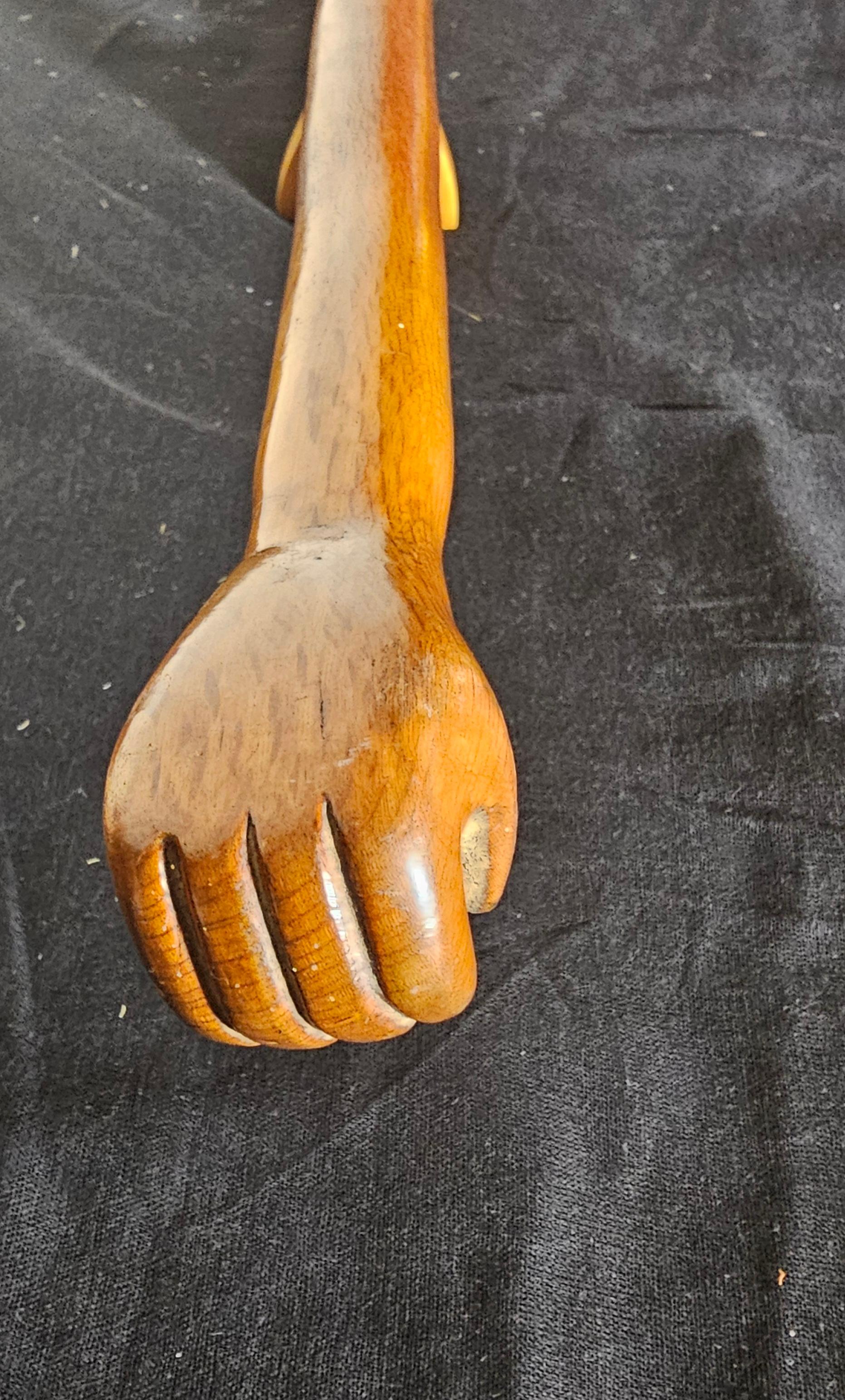 Un bello ejemplo de bastón colonial del pueblo zulú de Sudáfrica  . Tallada en madera local con la forma de una Bola de Cricket cogida en la mano del propietario. 
Una hermosa serpiente trepadora que protege a su dueño. Tallado en la década de 1920