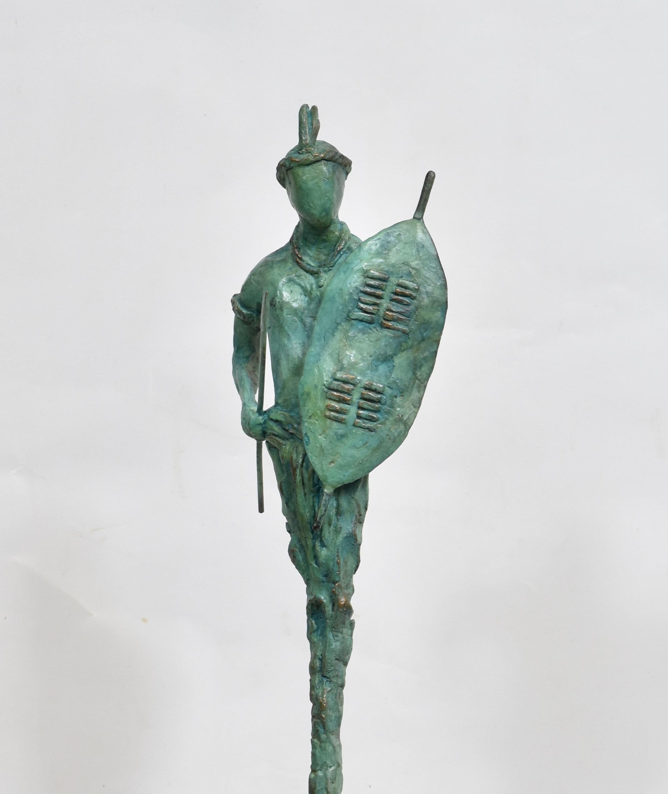 Scultura in bronzo del guerriero Zulu con patina di Verdigris su base in pietra arenaria.

I guerrieri zulu erano rinomati per le loro formazioni disciplinate e per le tattiche innovative in battaglia, incarnate dalla strategia delle 