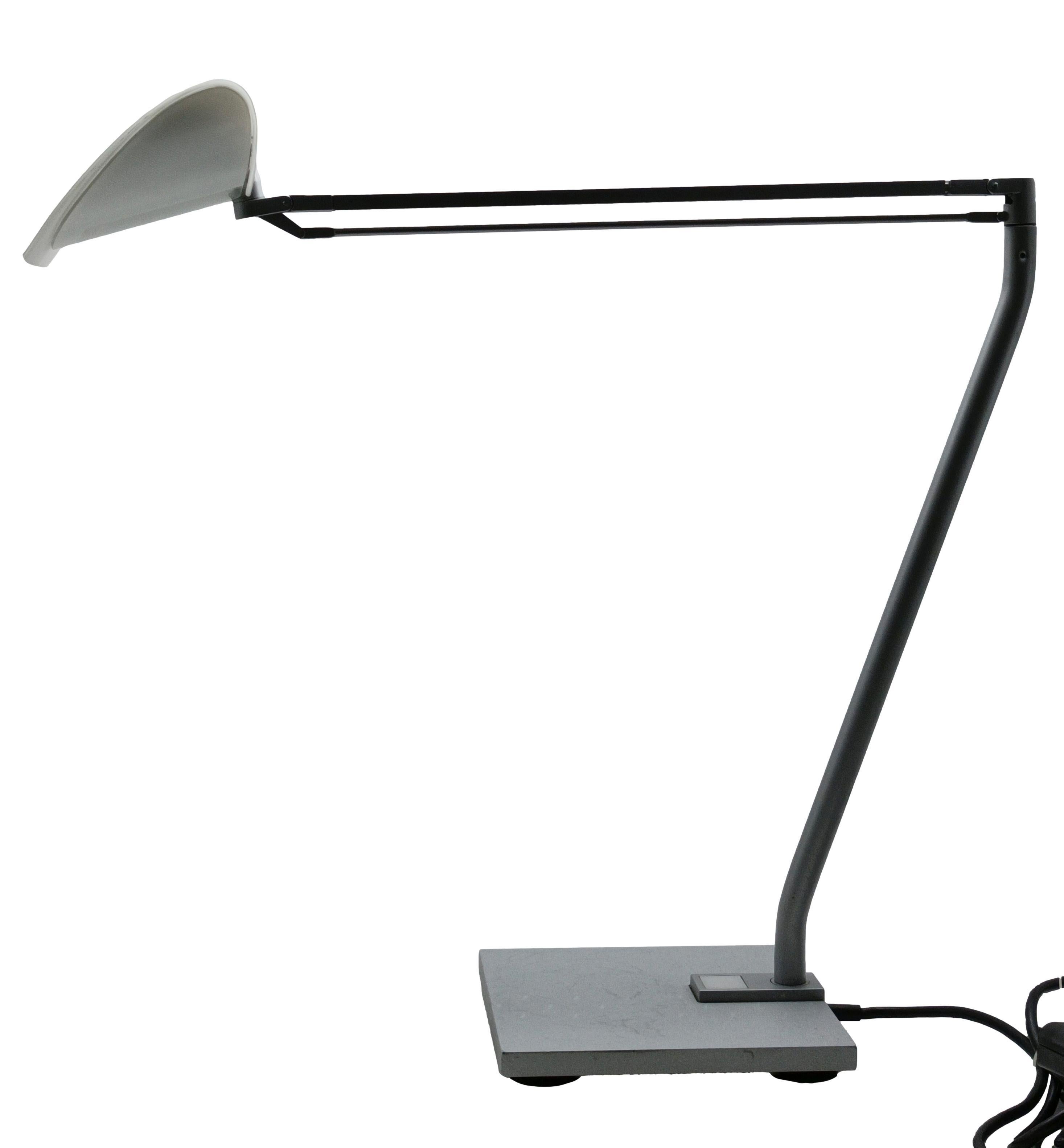 Lámpara técnica con difusor ajustable de cristal opalino, el vástago gira 360 grados.
 Zumbobel Staff Mod. S9706030, Fabricado en Alemania