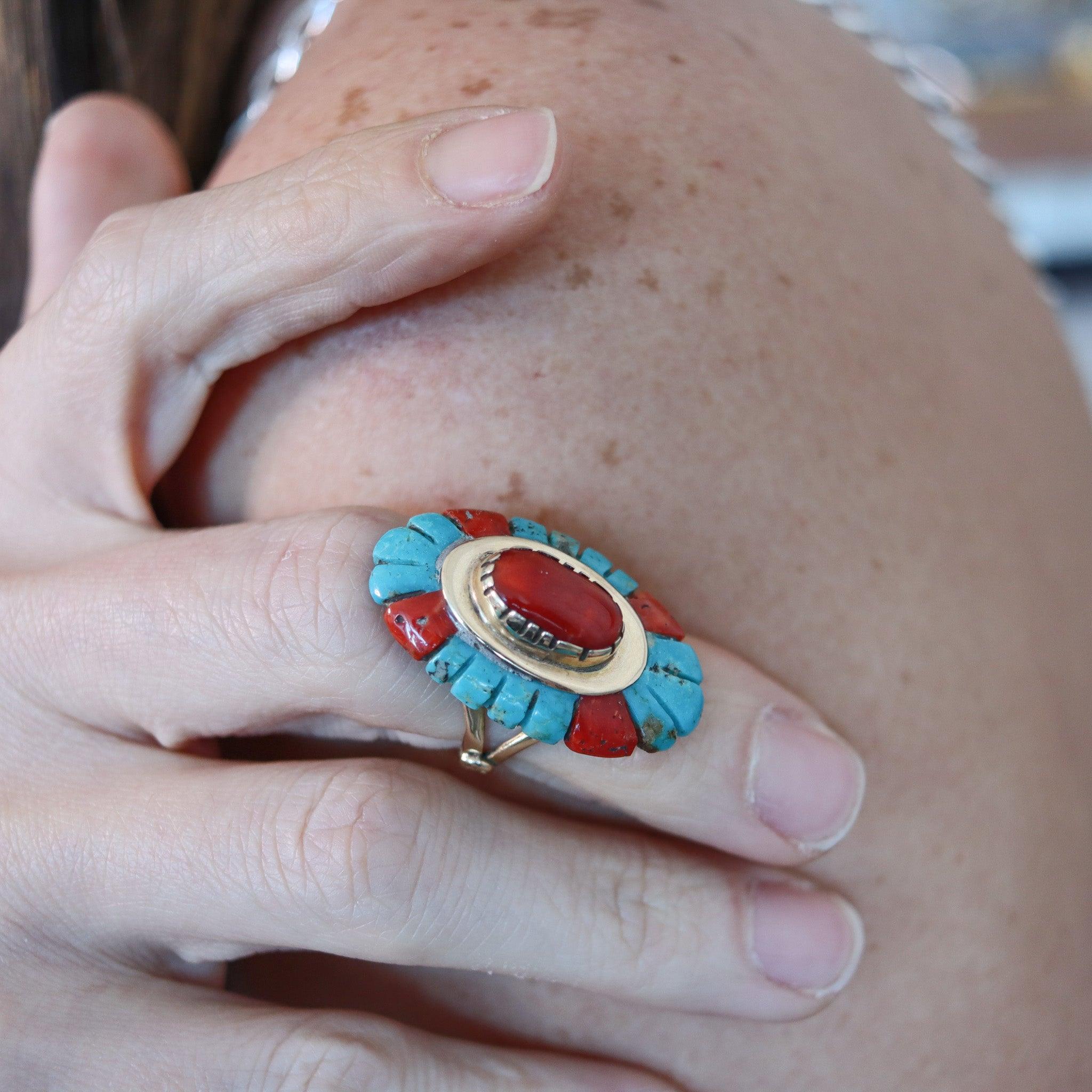 Ein indianischer Ring, hergestellt von einem Zuni-Künstler.

Dies ist ein sehr interessanter Cocktailring, der von einem amerikanischen Stammeskünstler der Zuni in den späten 1960er Jahren hergestellt wurde. Der schöne Ring ist sehr ungewöhnlich und