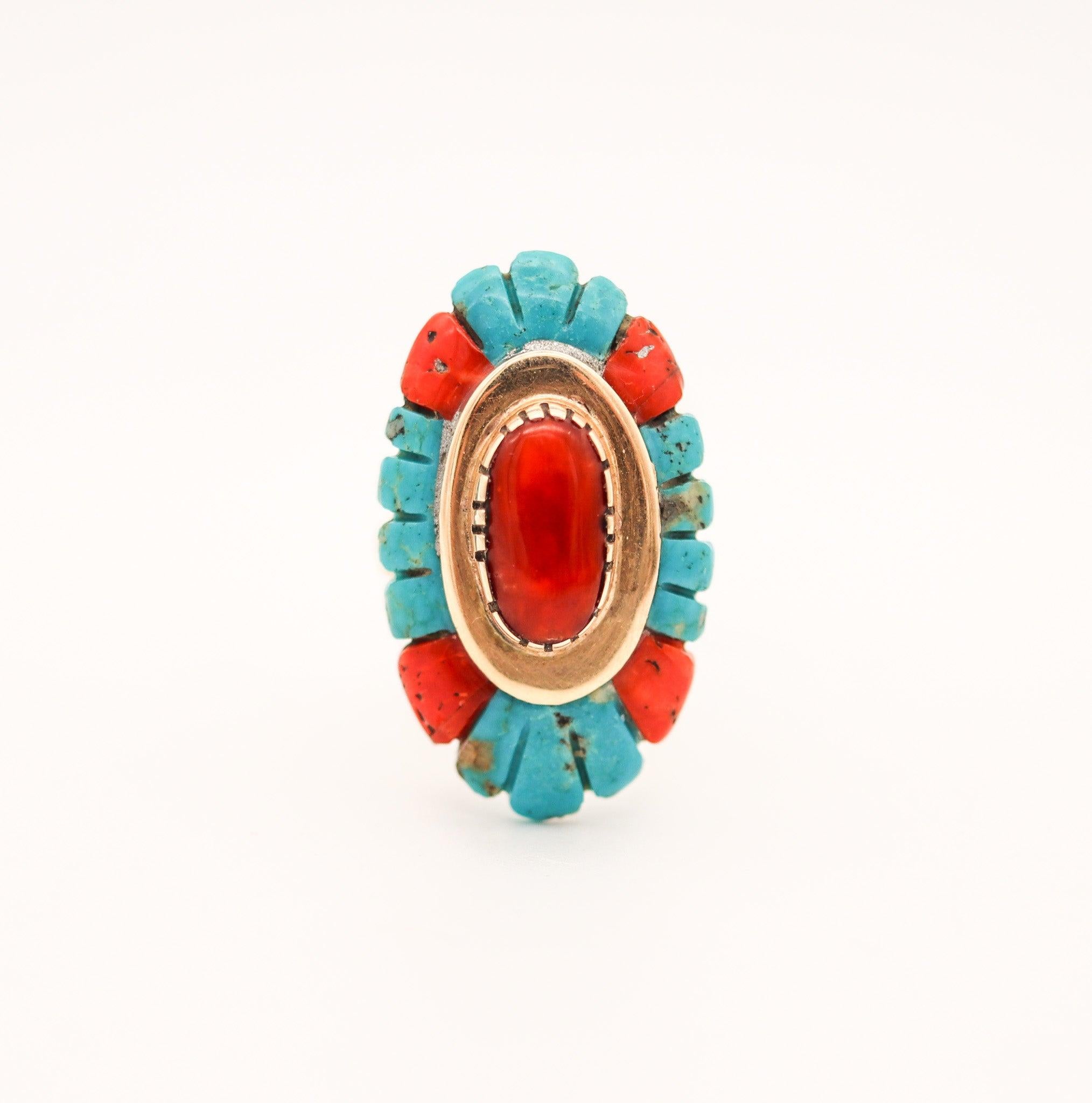 ZUNI ARTIST Cocktailring aus 14 Karat Gelbgold mit geschnitzten Korallen und Türkisen (Indigene Kunst (Nord-/Südamerika)) im Angebot