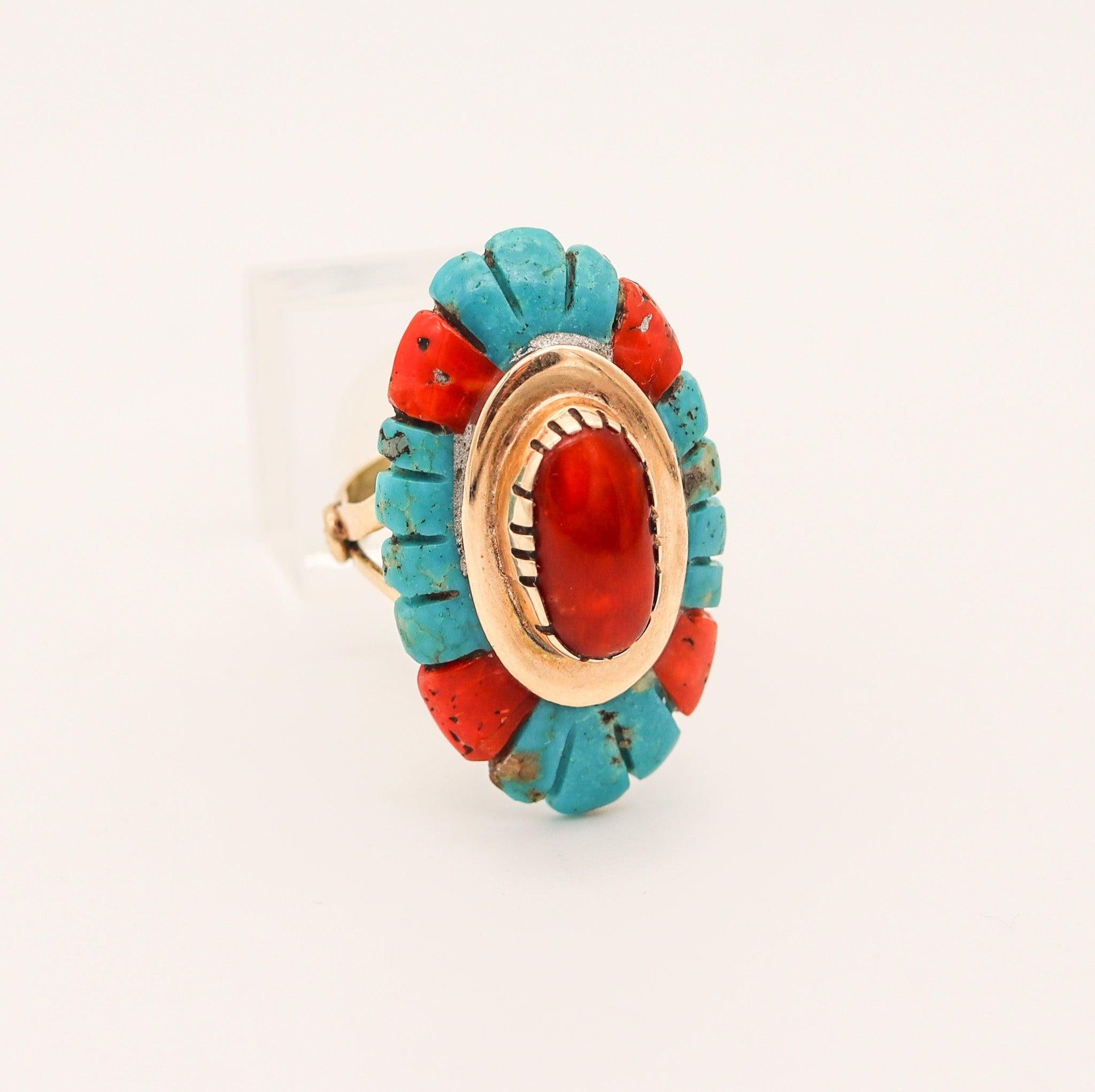 ZUNI ARTIST Cocktailring aus 14 Karat Gelbgold mit geschnitzten Korallen und Türkisen (Cabochon) im Angebot