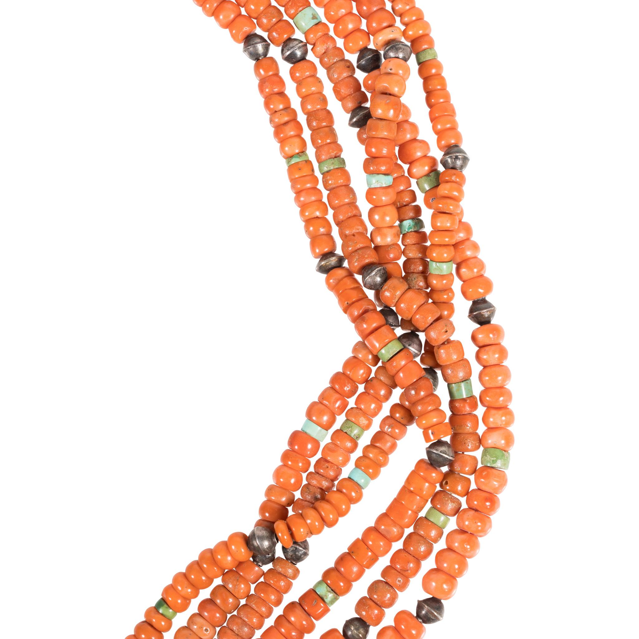 Collier en corail perlé à six brins, de style amérindien Zuni, avec un cordon traditionnel. Enfilé avec des perles de corail graduées, accentuées par des perles de turquoise et d'argent patiné. Le corail est une couleur orange vif. Les perles sont