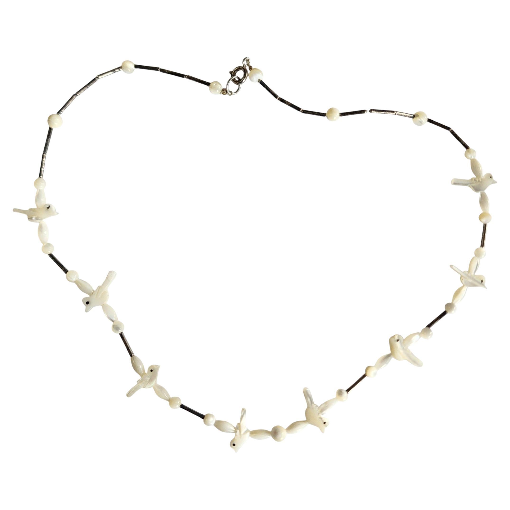Collana feticcio di uccelli di Zuni intagliati in madreperla con accenti in argento in vendita