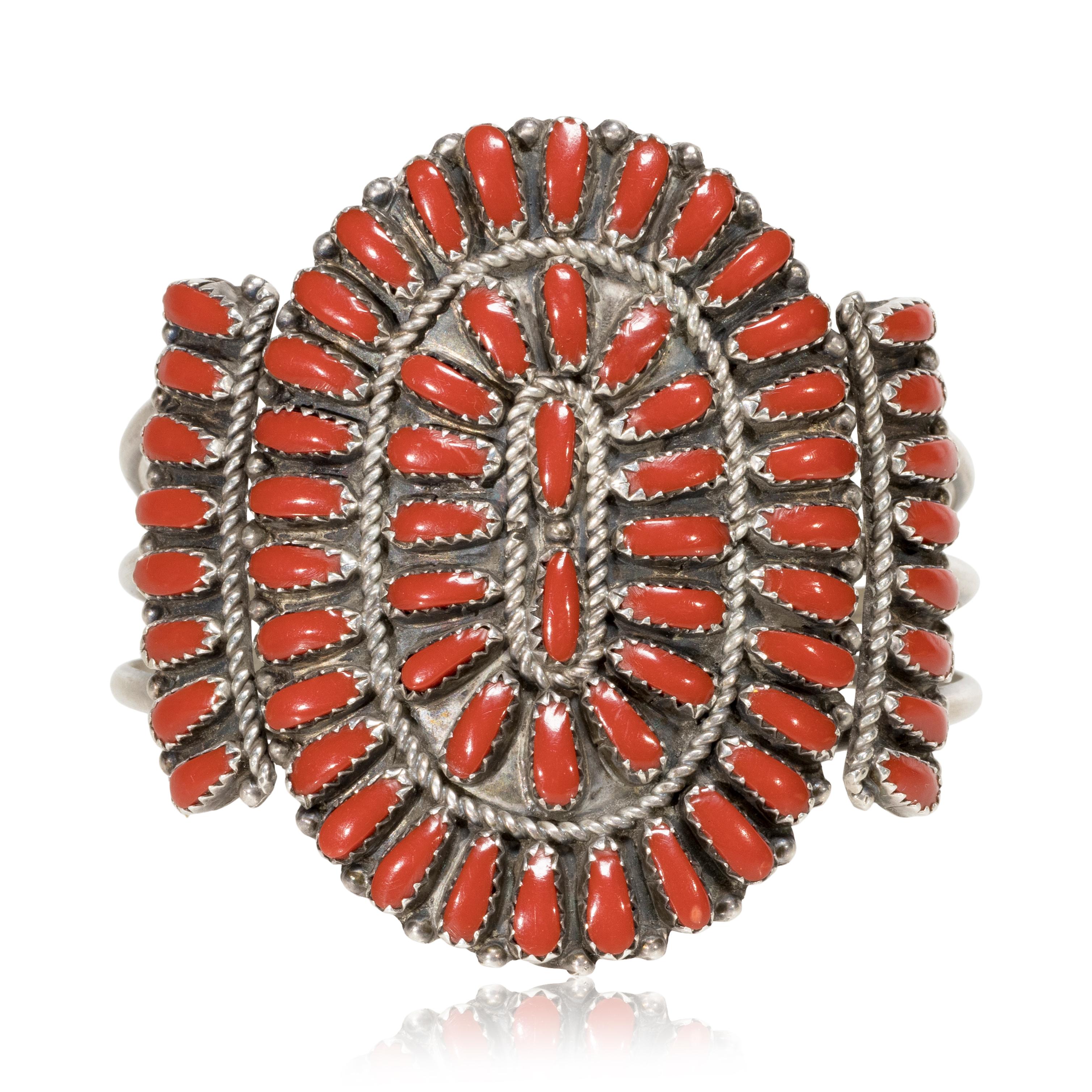 Manschettenarmband aus Zuni-Koralle und Sterling in Form eines Clusters. Drei Ringe mit ovalen Steinen, ein Drahtarmband mit einer Reihe von ovalen Steinen auf jeder Seite. Gekennzeichnet mit 