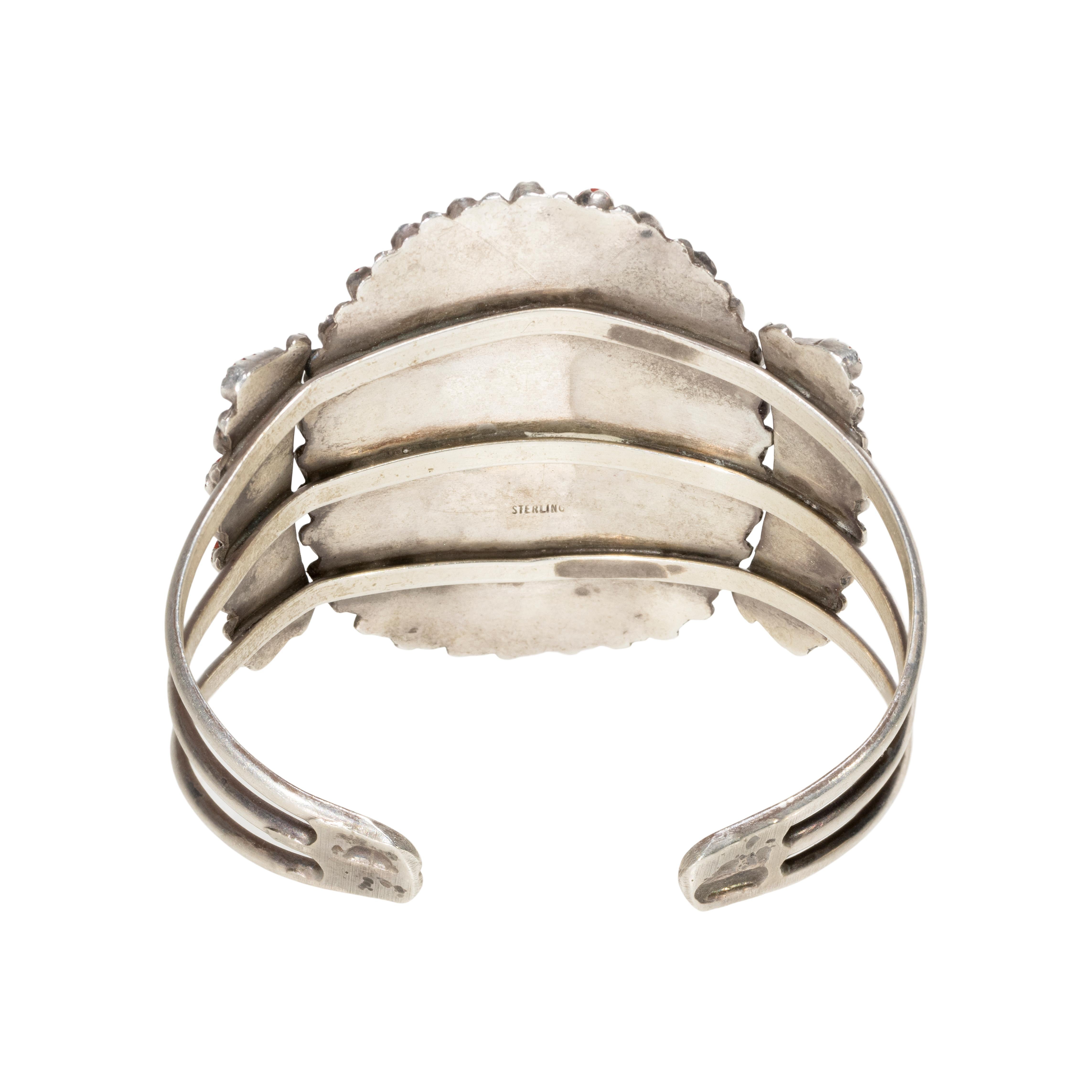 Zuni Armband aus Koralle und Sterlingsilber (Indigene Kunst (Nord-/Südamerika)) im Angebot