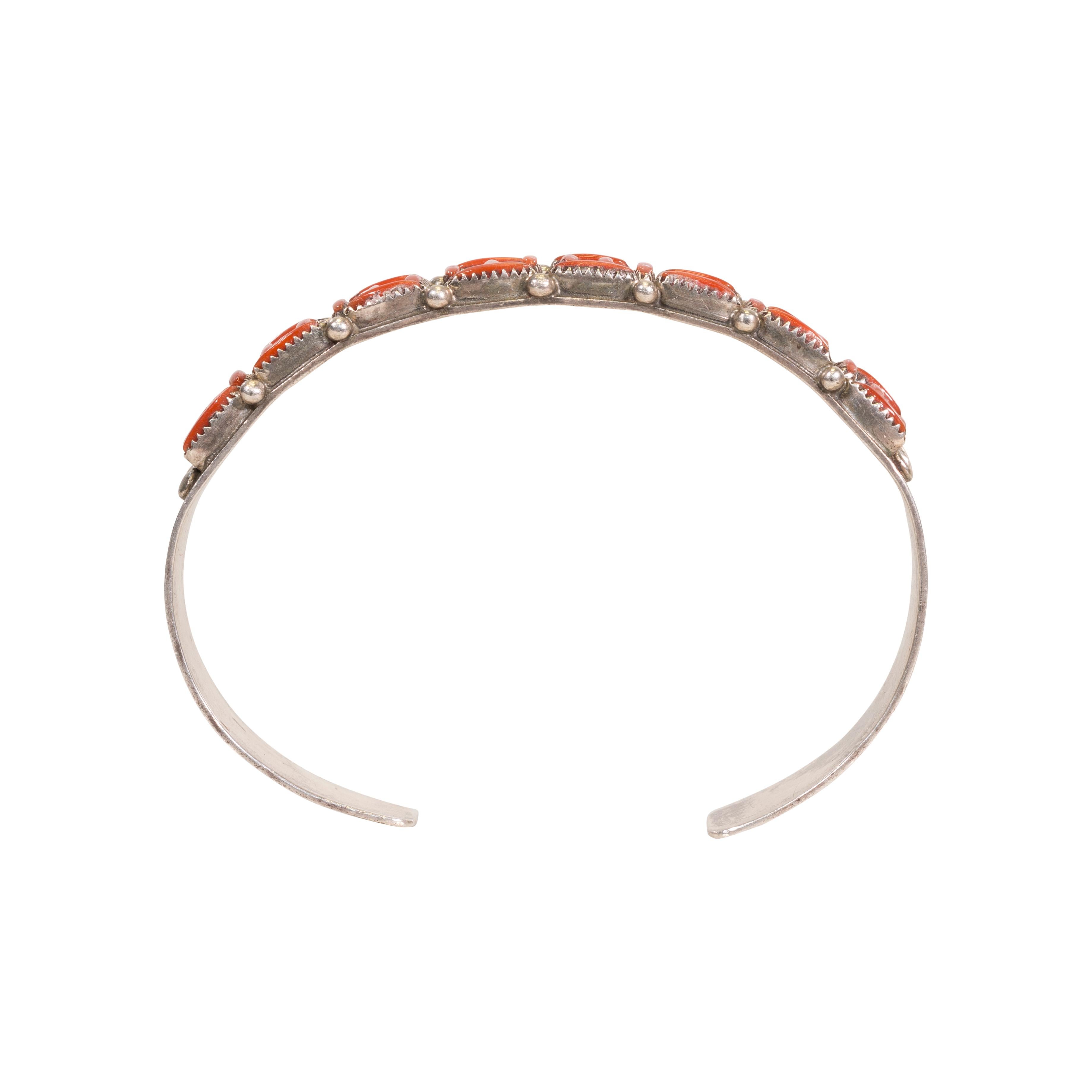 Zuni Korallen-Nadelspitze-Armband (Indigene Kunst (Nord-/Südamerika)) im Angebot