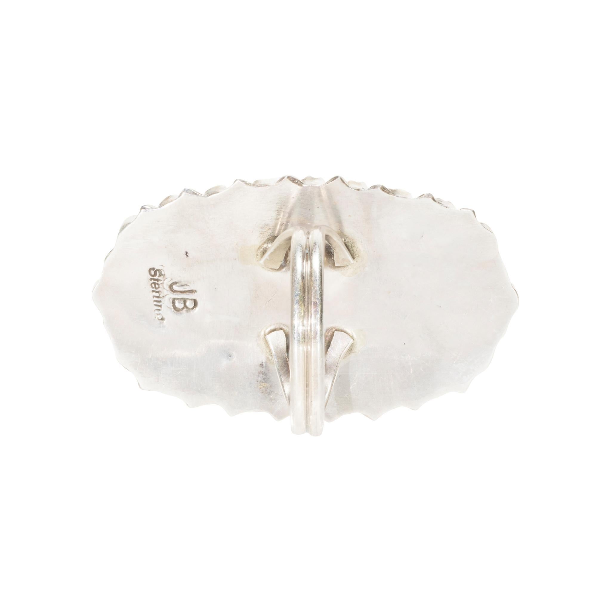Zuni Sterlingsilber und Korallencluster Petit Point Ring. Zwei größere Steine in der Mitte, eingefasst in ovale Sonnenschliffseiten mit tropfenförmigen Steinen. JB Zuni Sterling gestempelt. Ein wunderschönes Stück im traditionellen Stil, das gut zu