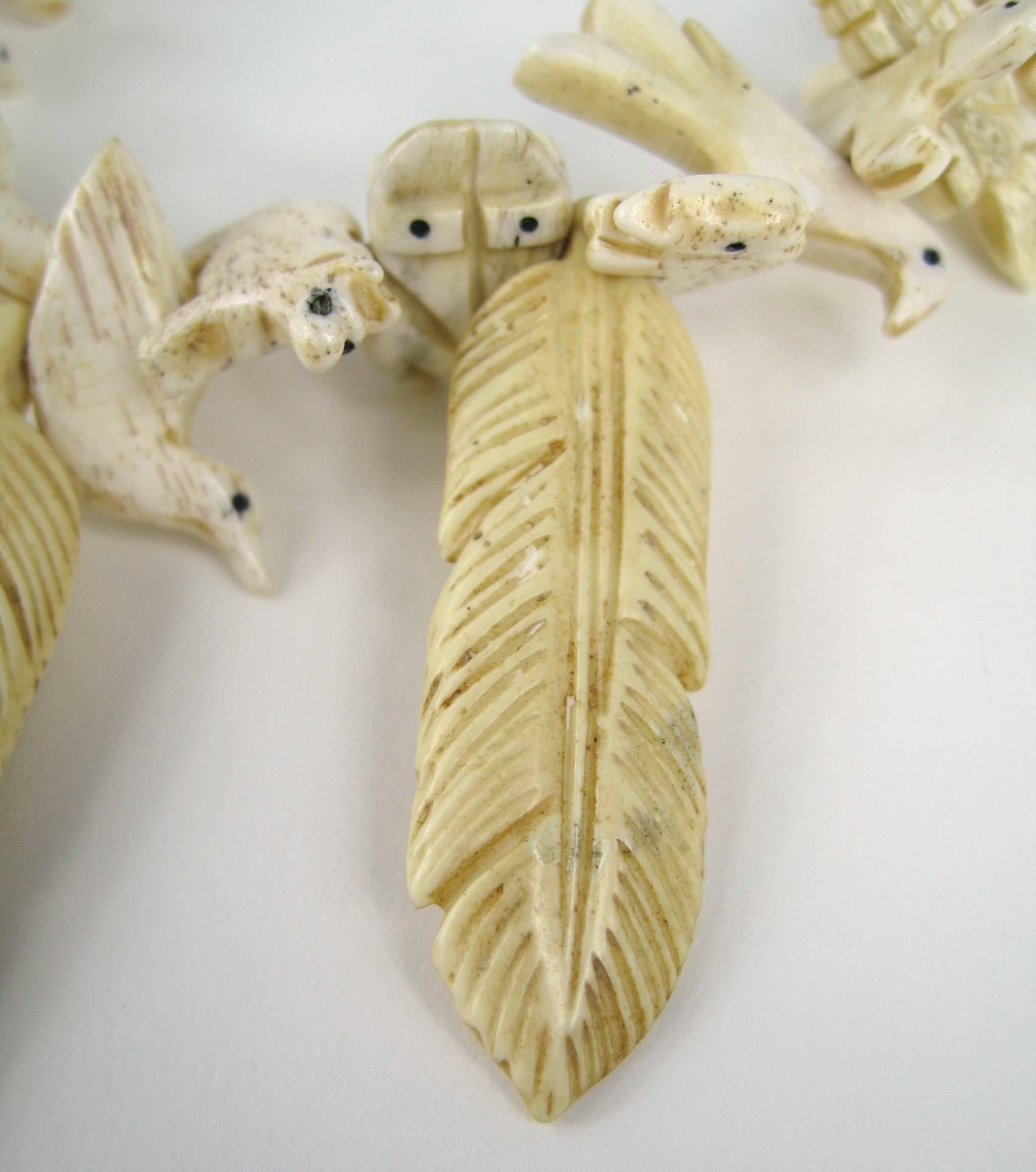  Zuni Fetisch 44 Halskette mit mehreren Tieren, Knochenblatt handgeschnitzt  für Damen oder Herren im Angebot
