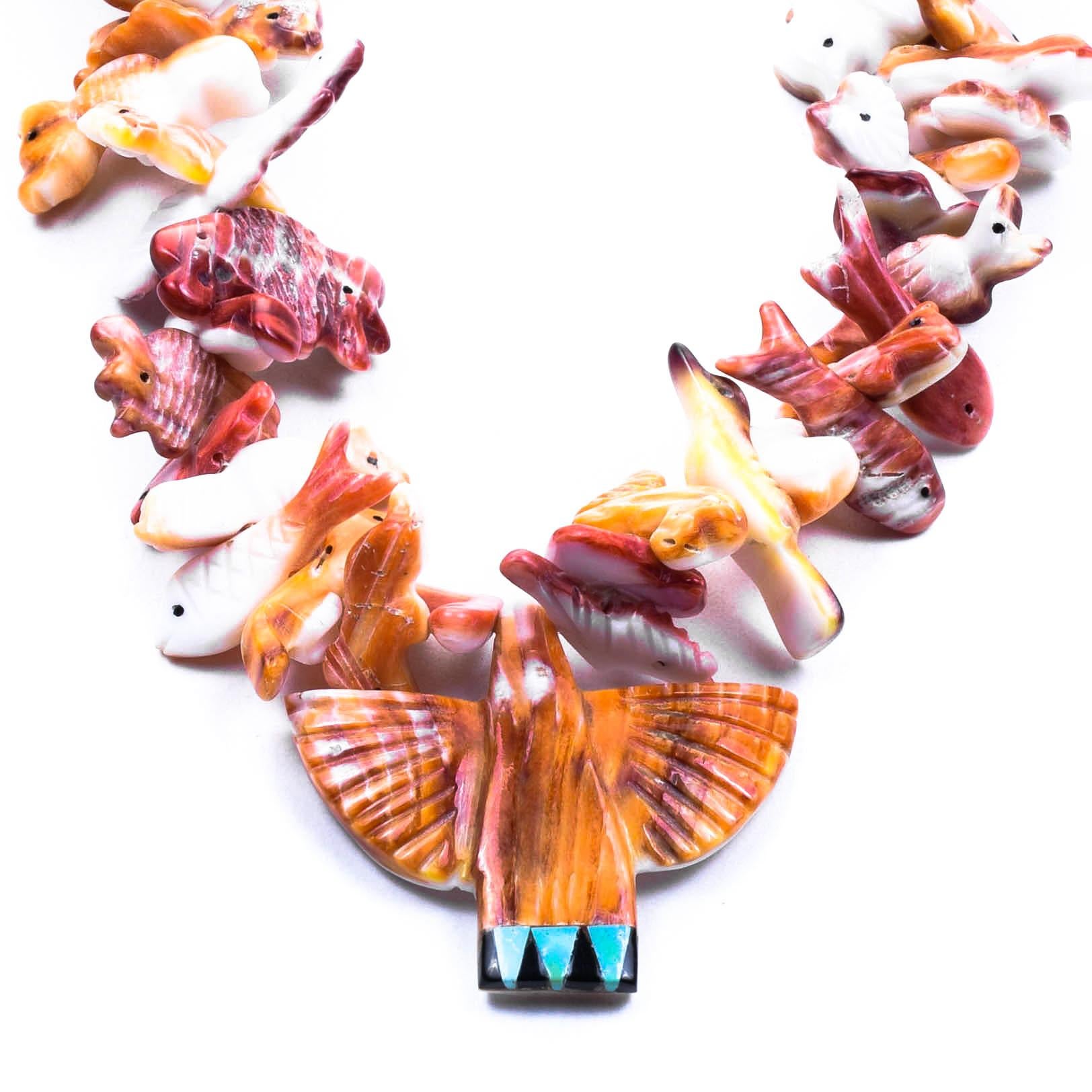 Magnifique collier fétiche Zuni avec divers animaux, sculpté à la main dans une huître épineuse, avec un centre d'oiseau-tonnerre avec turquoise.

PÉRIODE : après 1950

ORIGINE : Zuni, Sud-Ouest

TAILLE : Longueur : 33 1/4