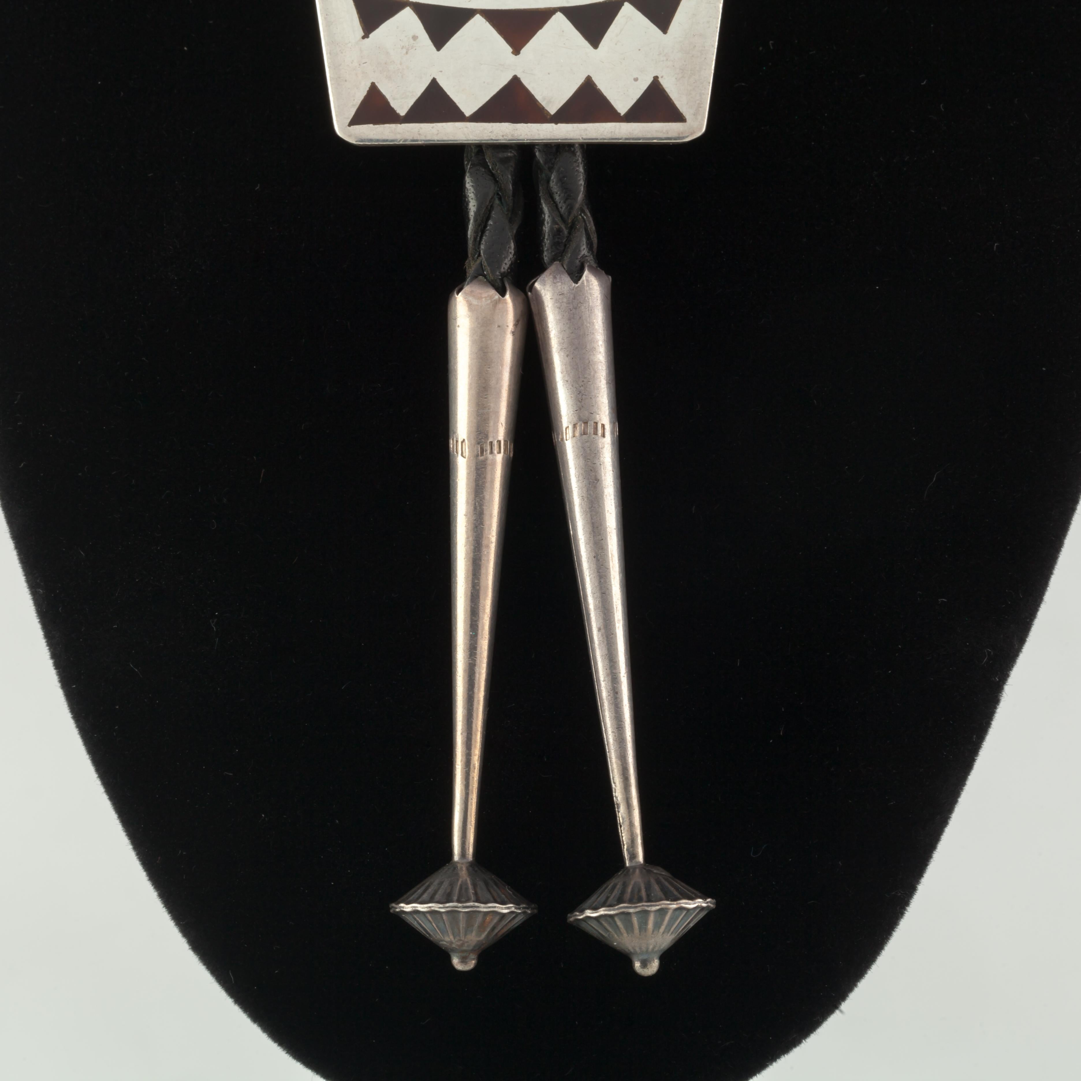 Bolo Tie en cuir noir de Zuni en argent sterling fait à la main par LN Unisexe en vente