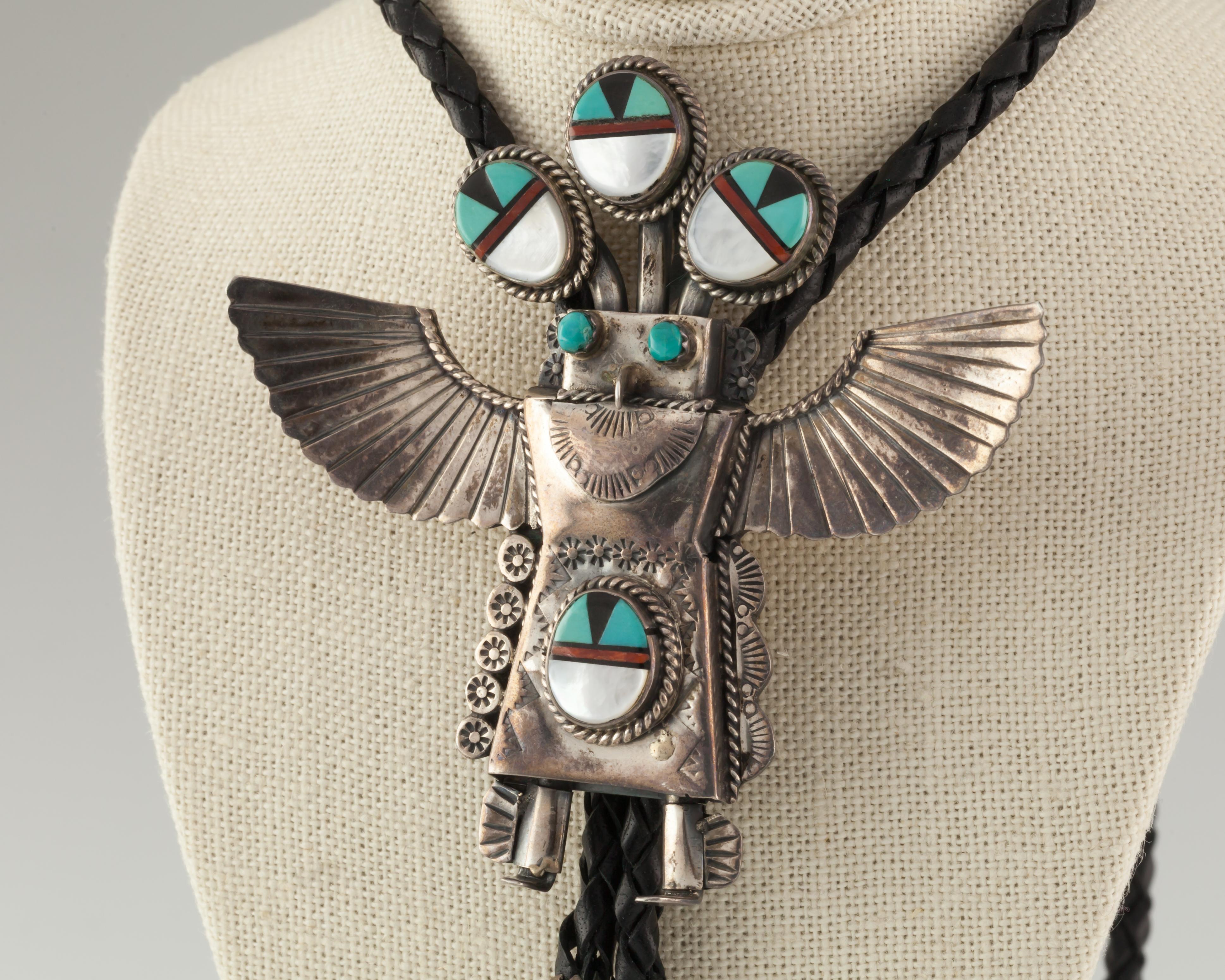 Cravatta Zuni Kachina in argento sterling e intarsio di turchese, realizzata a mano in pelle. In condizioni buone in vendita a Sherman Oaks, CA