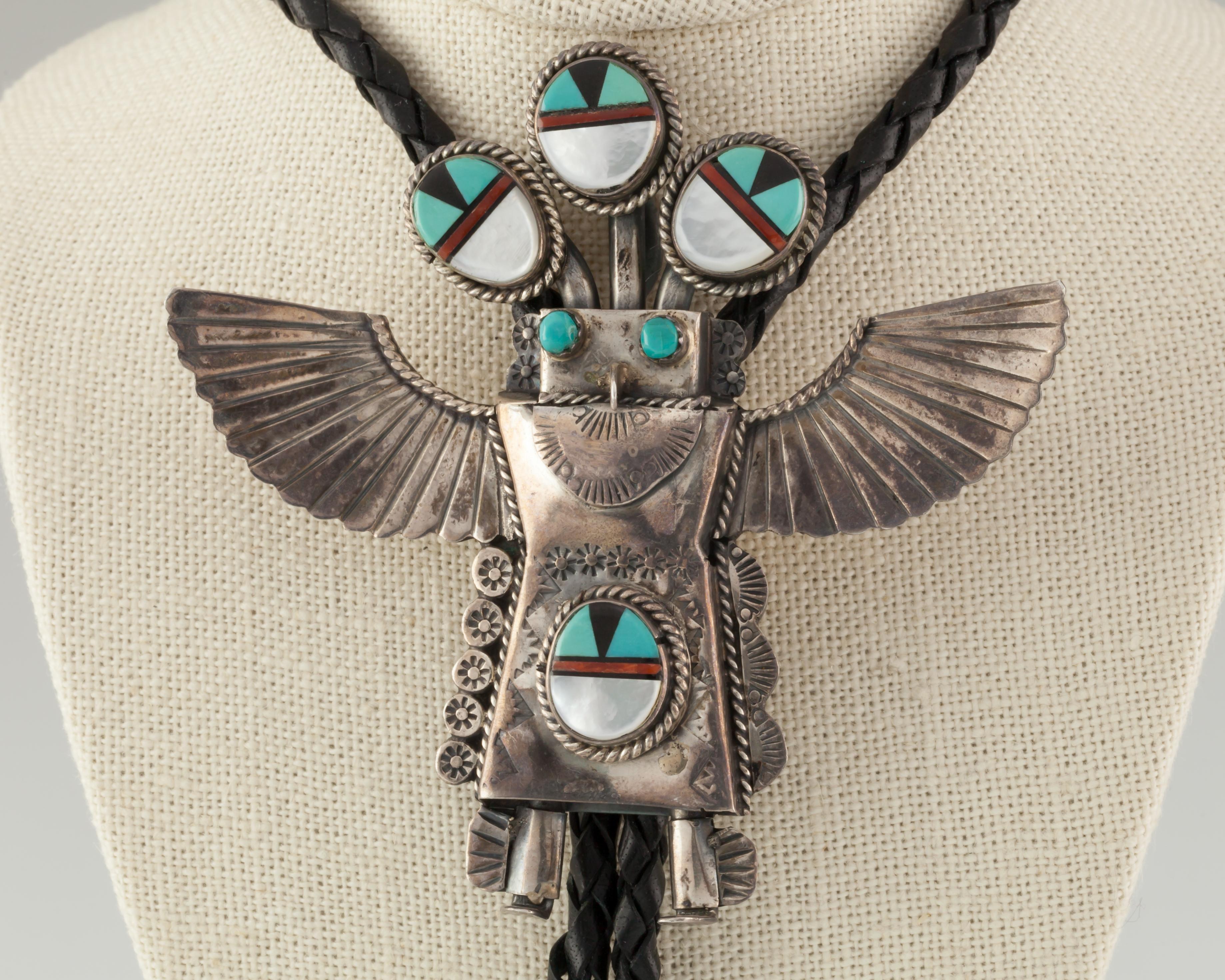 Uomo Cravatta Zuni Kachina in argento sterling e intarsio di turchese, realizzata a mano in pelle. in vendita
